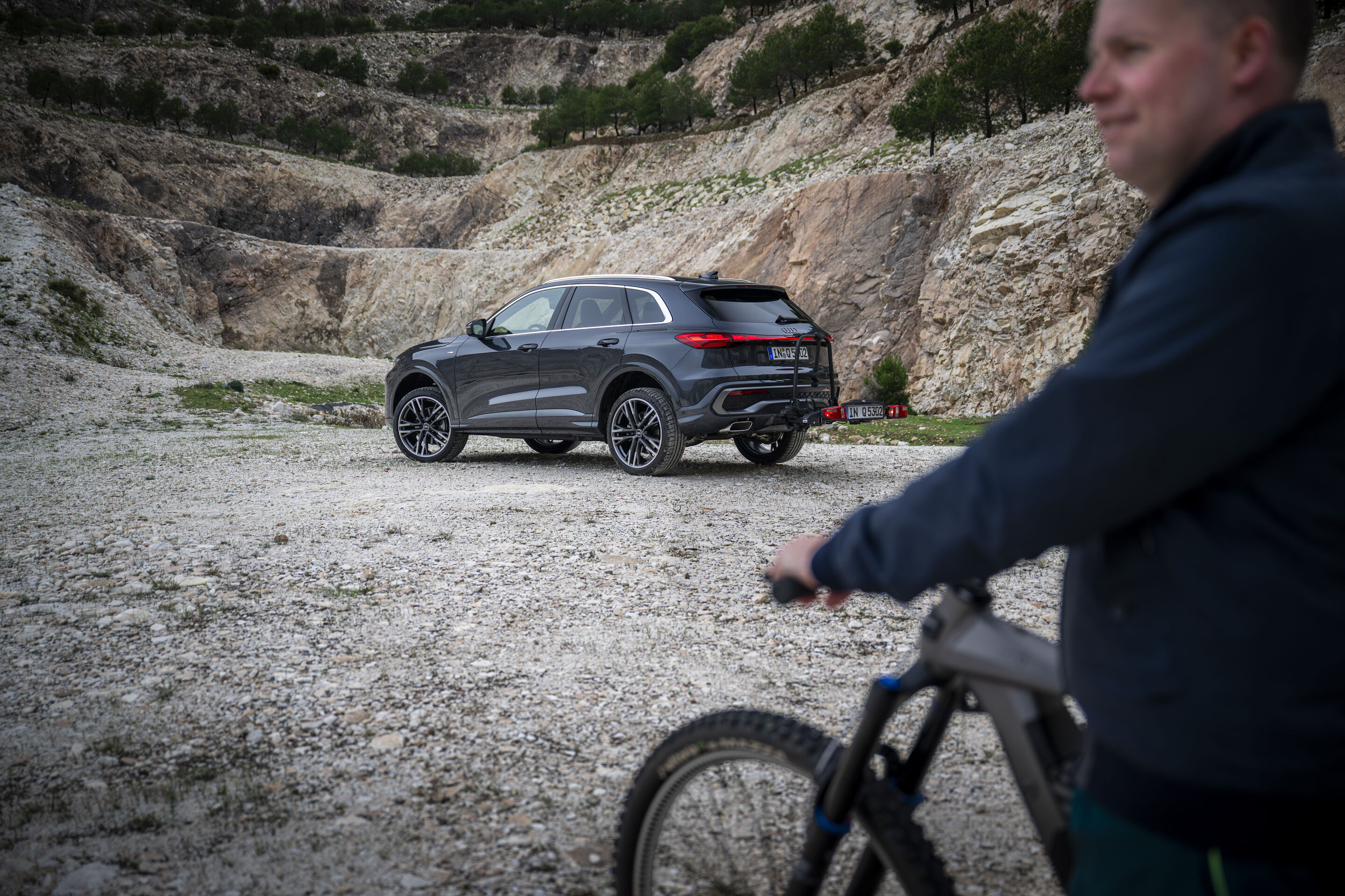 Allrounder im Alltag: der Audi Q5 - Der Audi Q5 SUV führt auch abseits befestigter Wege zum Ziel: von dort aus geht es dann für Produktreferent Dominic Stern mit dem Mountainbike weiter.