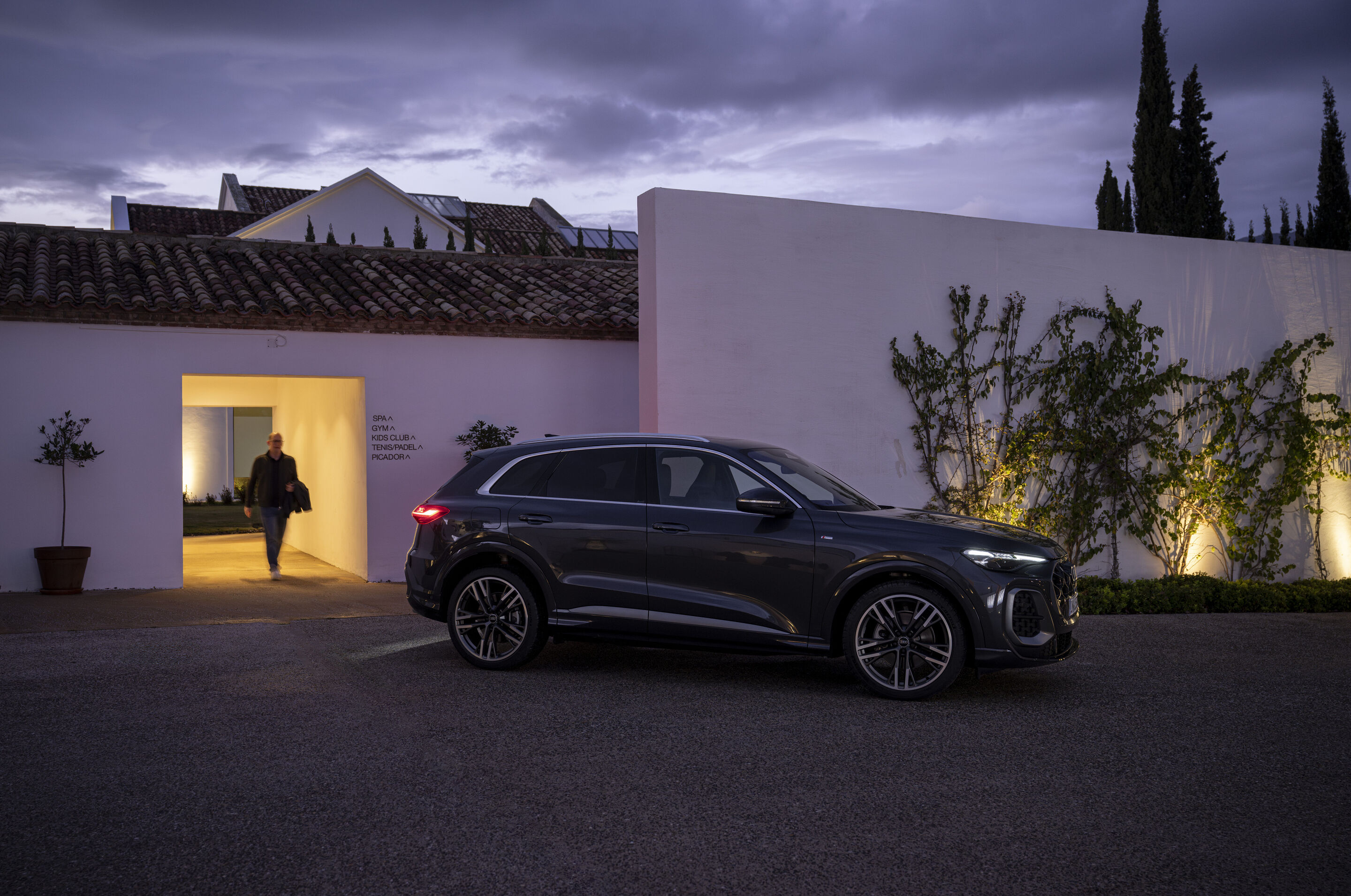 Allrounder im Alltag: der Audi Q5 - Sicherer Begleiter auch in der Nacht: dank Matrix LED-Scheinwerfer und digitaler OLED-Heckleuchten.