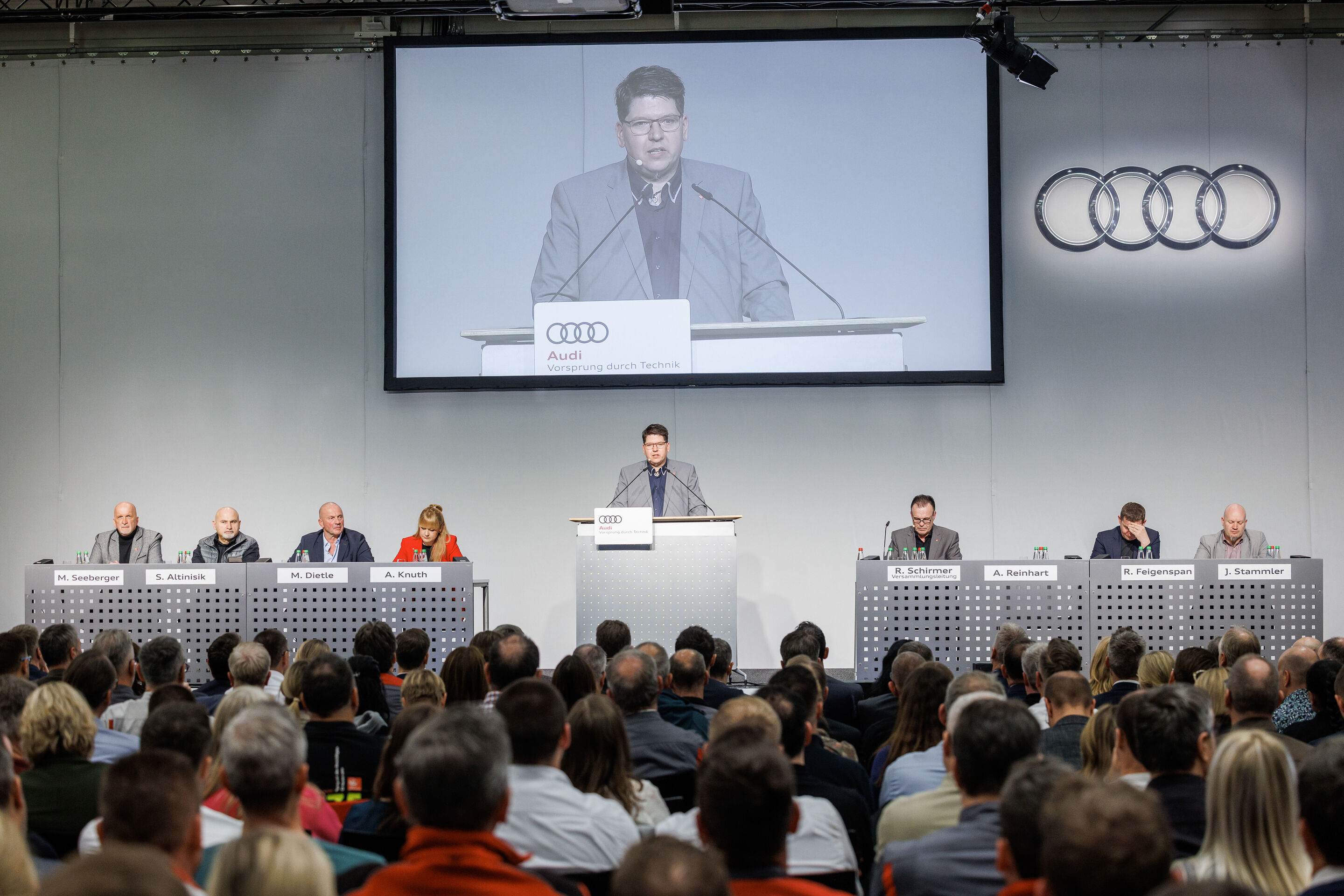 Weichen für die Zukunft gestellt - Alexander Reinhart, stellvertretender Betriebsratsvorsitzender, berichtet auf der Betriebsversammlung über die Audi Zukunftsvereinbarung.