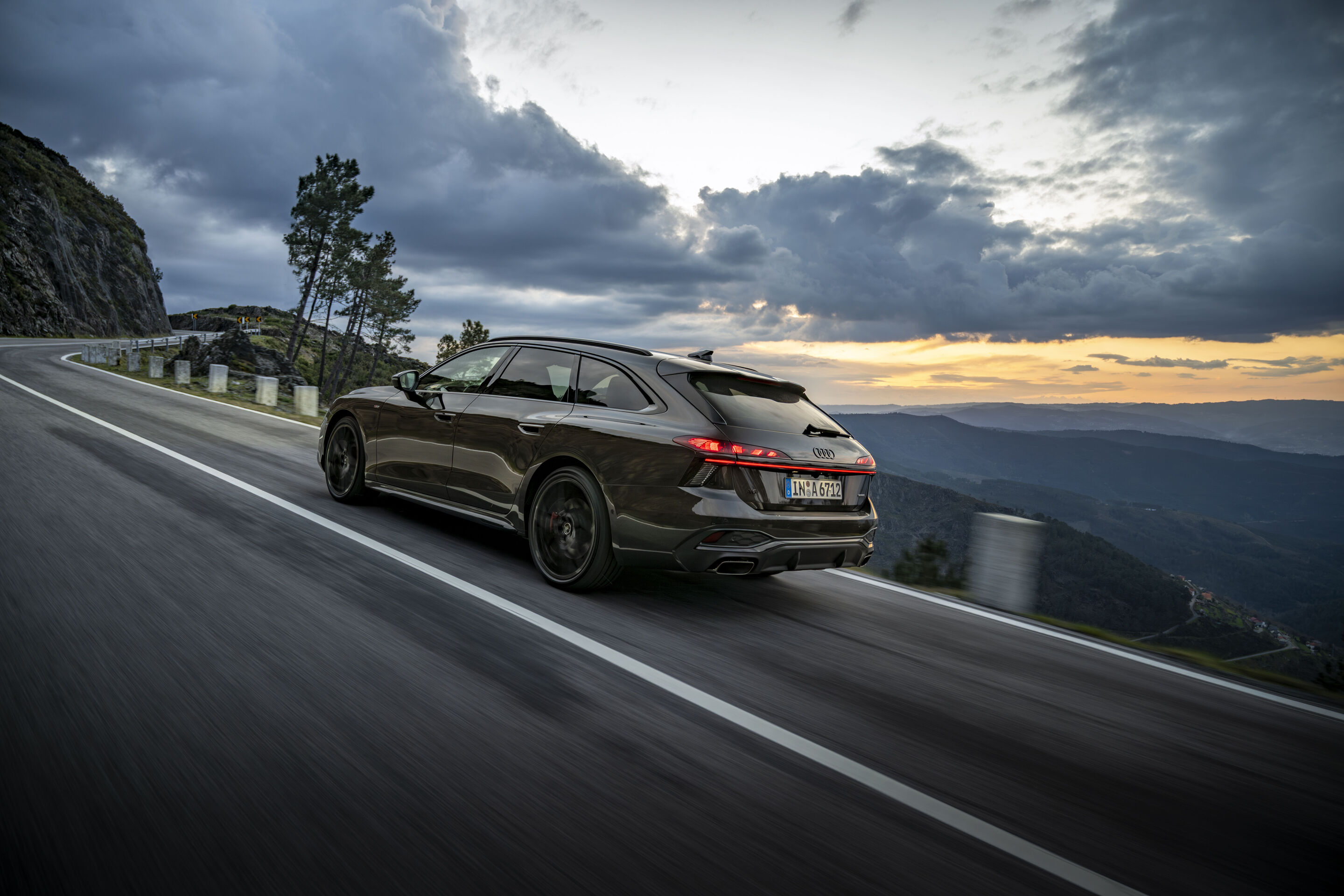 Audi A6 Avant - Fahraufnahme, 
Farbe: Madeirabraun Metallic