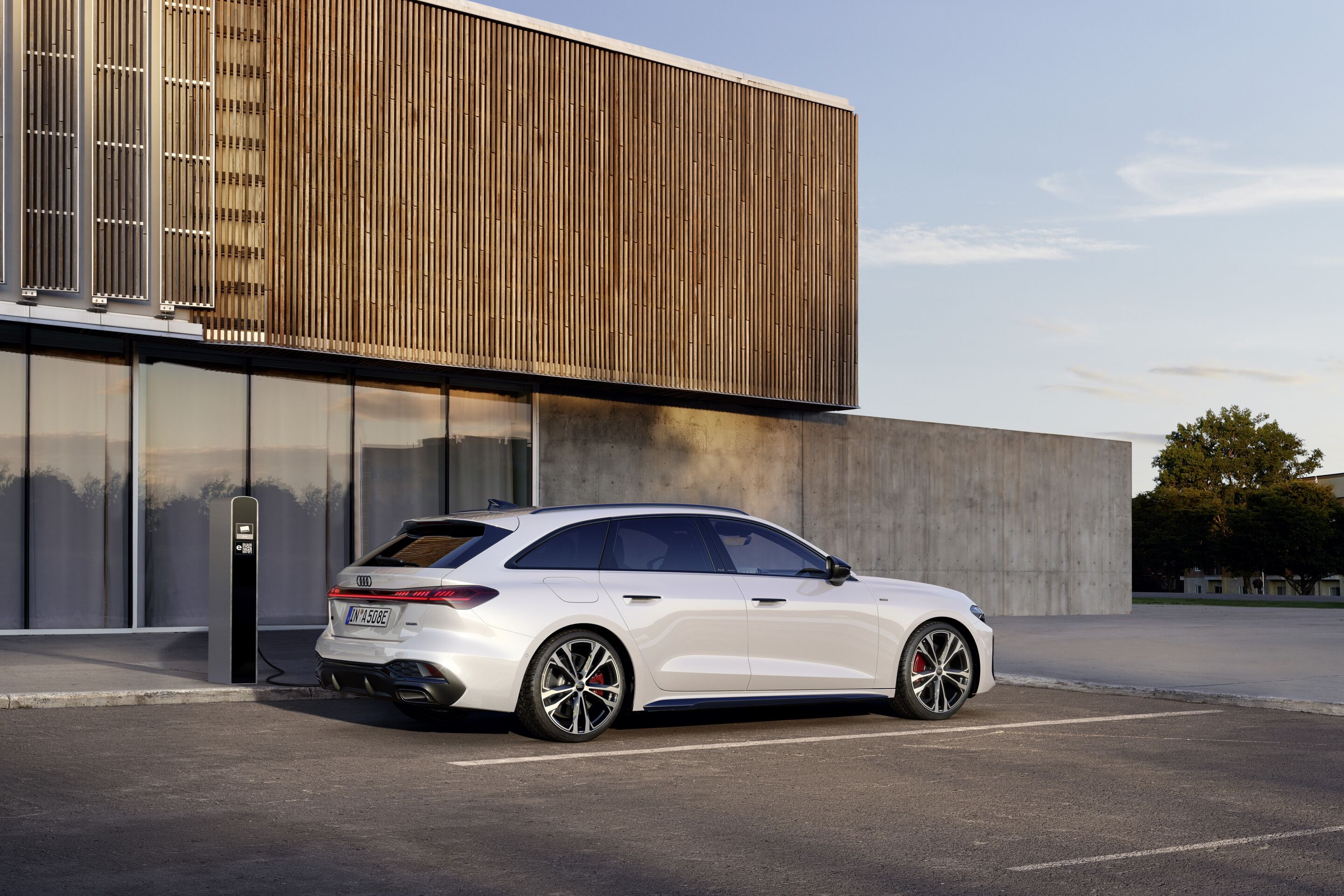 Audi A5 Avant e-hybrid quattro - Standaufnahme,
Farbe: Gletscherweiß
