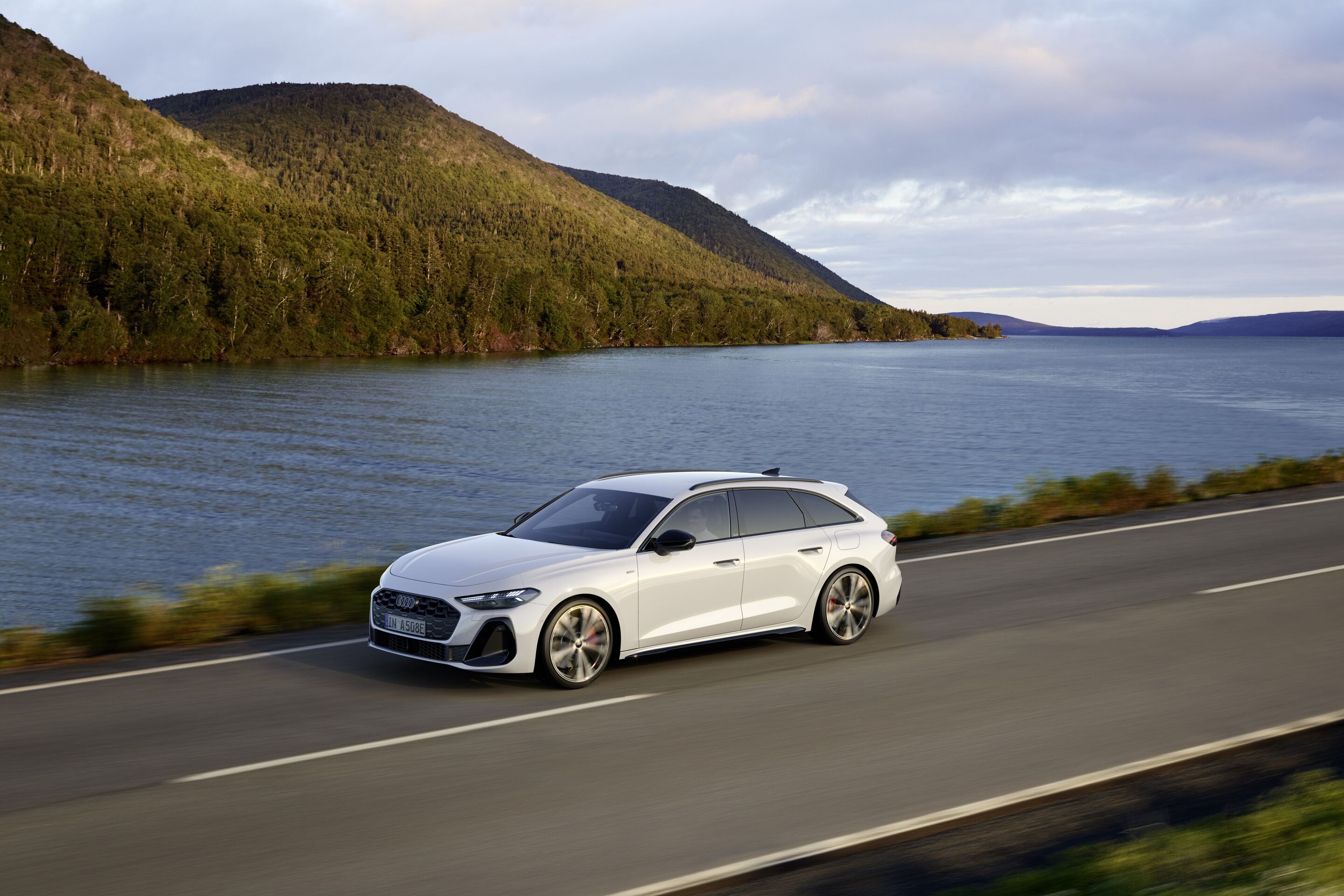 Audi A5 Avant e-hybrid quattro - Fahraufnahme,
Farbe: Gletscherweiß