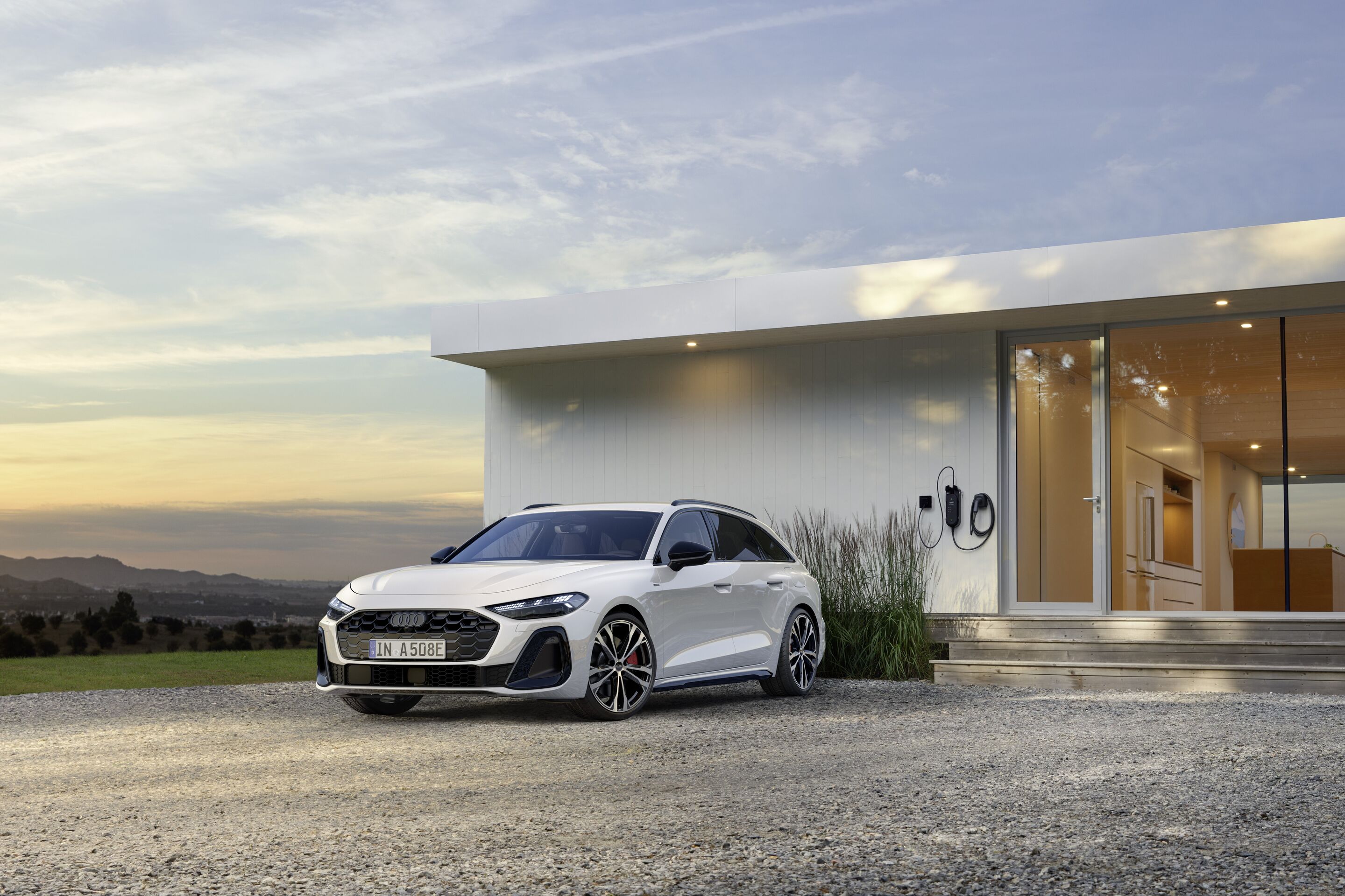 Audi A5 Avant e-hybrid quattro - Standaufnahme,
Farbe: Gletscherweiß