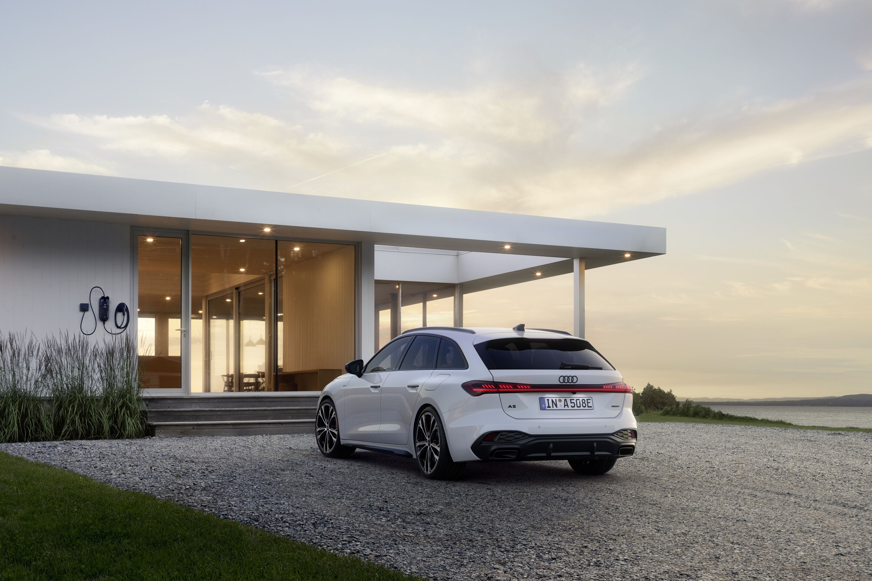 Audi A5 Avant e-hybrid quattro - Standaufnahme,
Farbe: Gletscherweiß