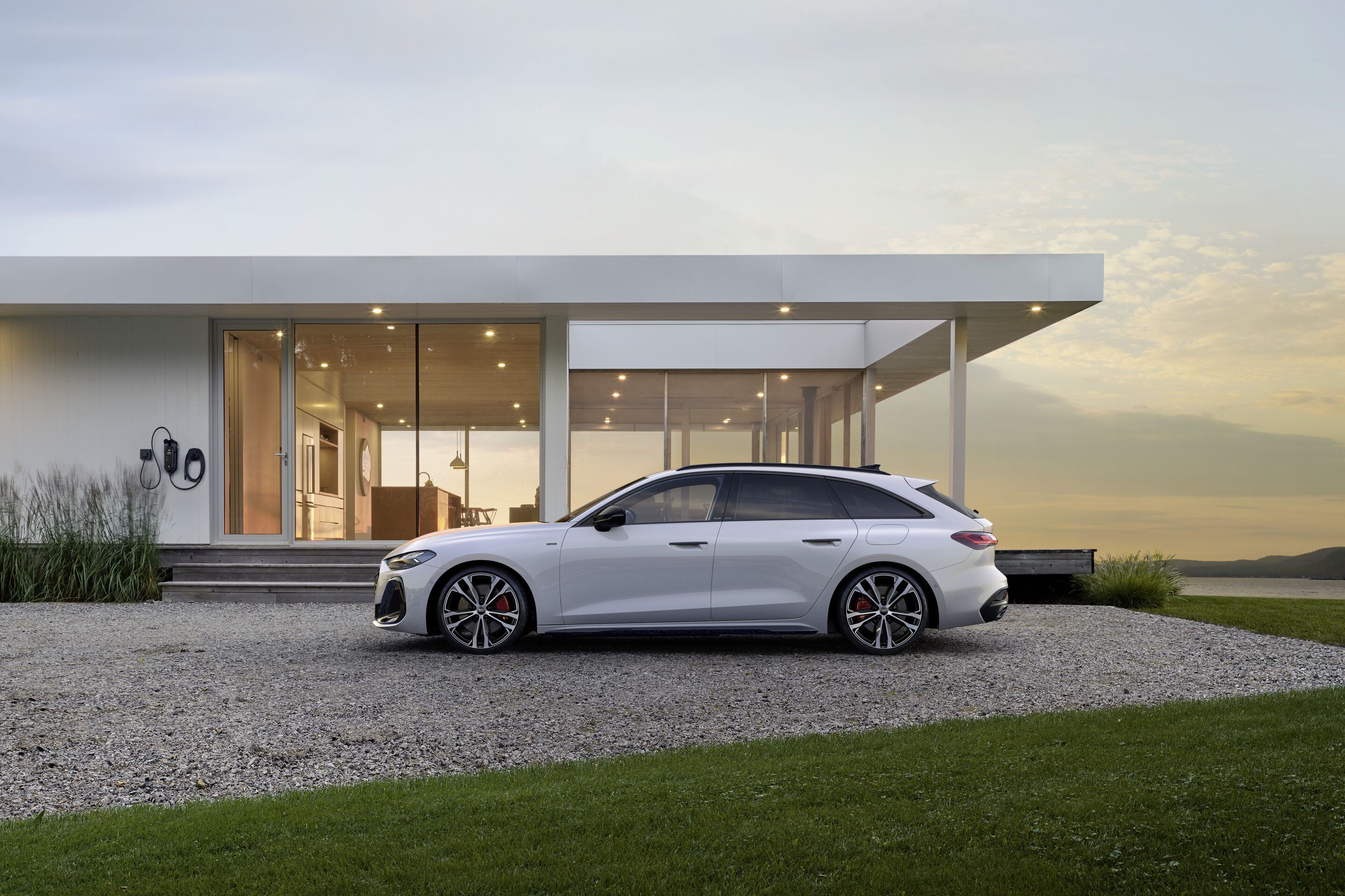 Audi A5 Avant e-hybrid quattro - Static photo,
Colour: Glacier white