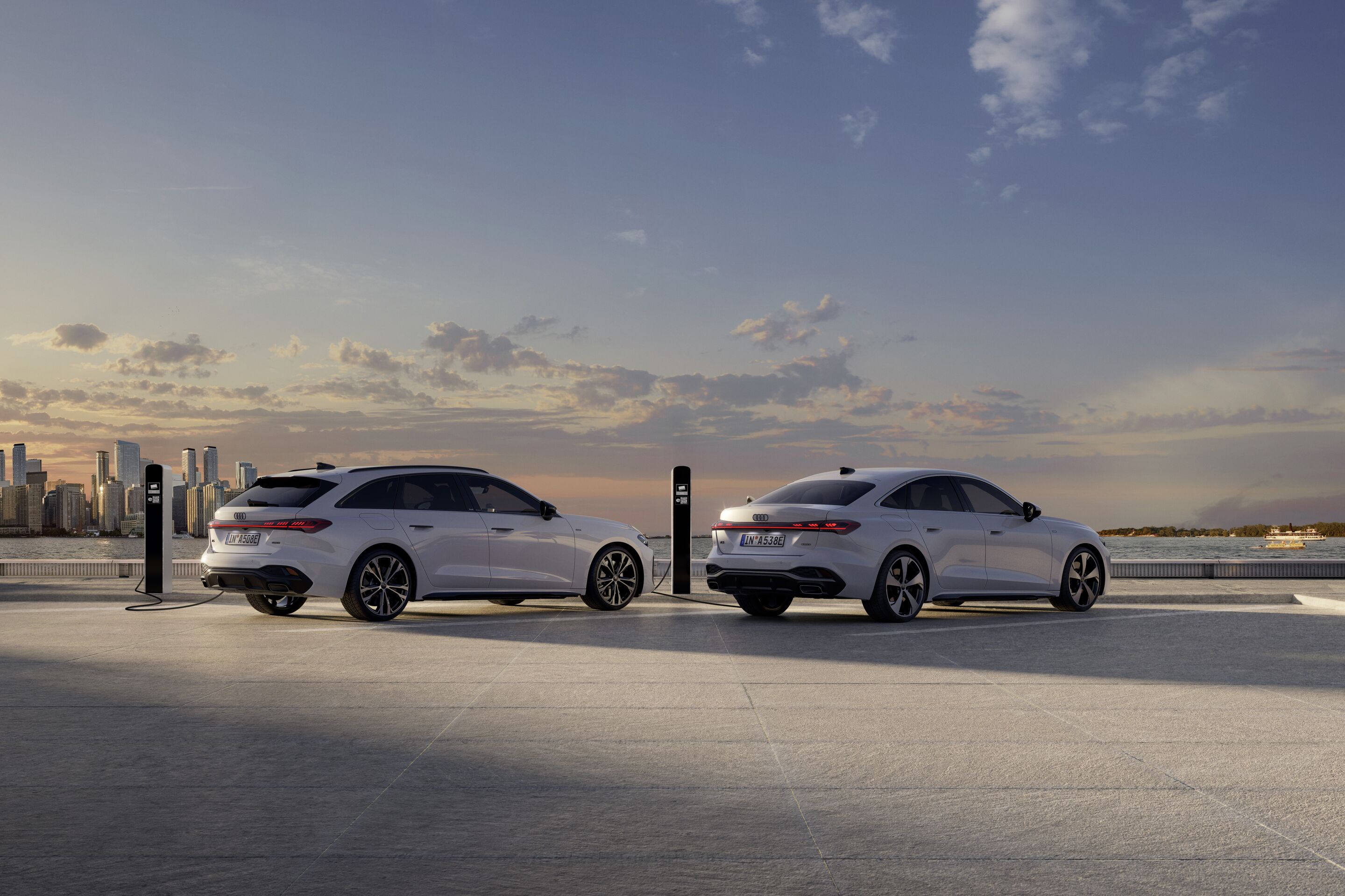 Audi A5 Avant e-hybrid quattro, Audi A5 Limousine e-hybrid quattro - Standaufnahme,
Farbe: Gletscherweiß