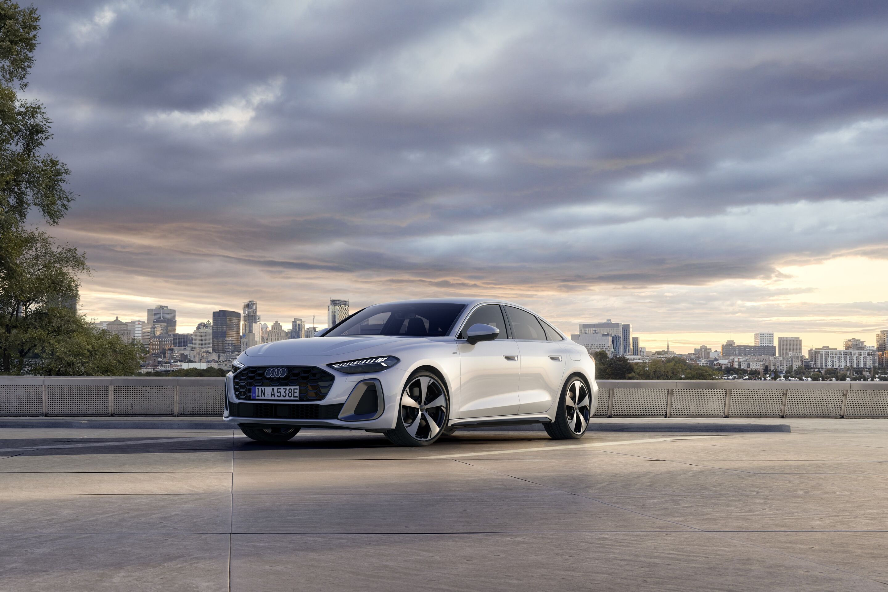 Audi A5 Limousine e-hybrid quattro - Standaufnahme,
Farbe: Gletscherweiß