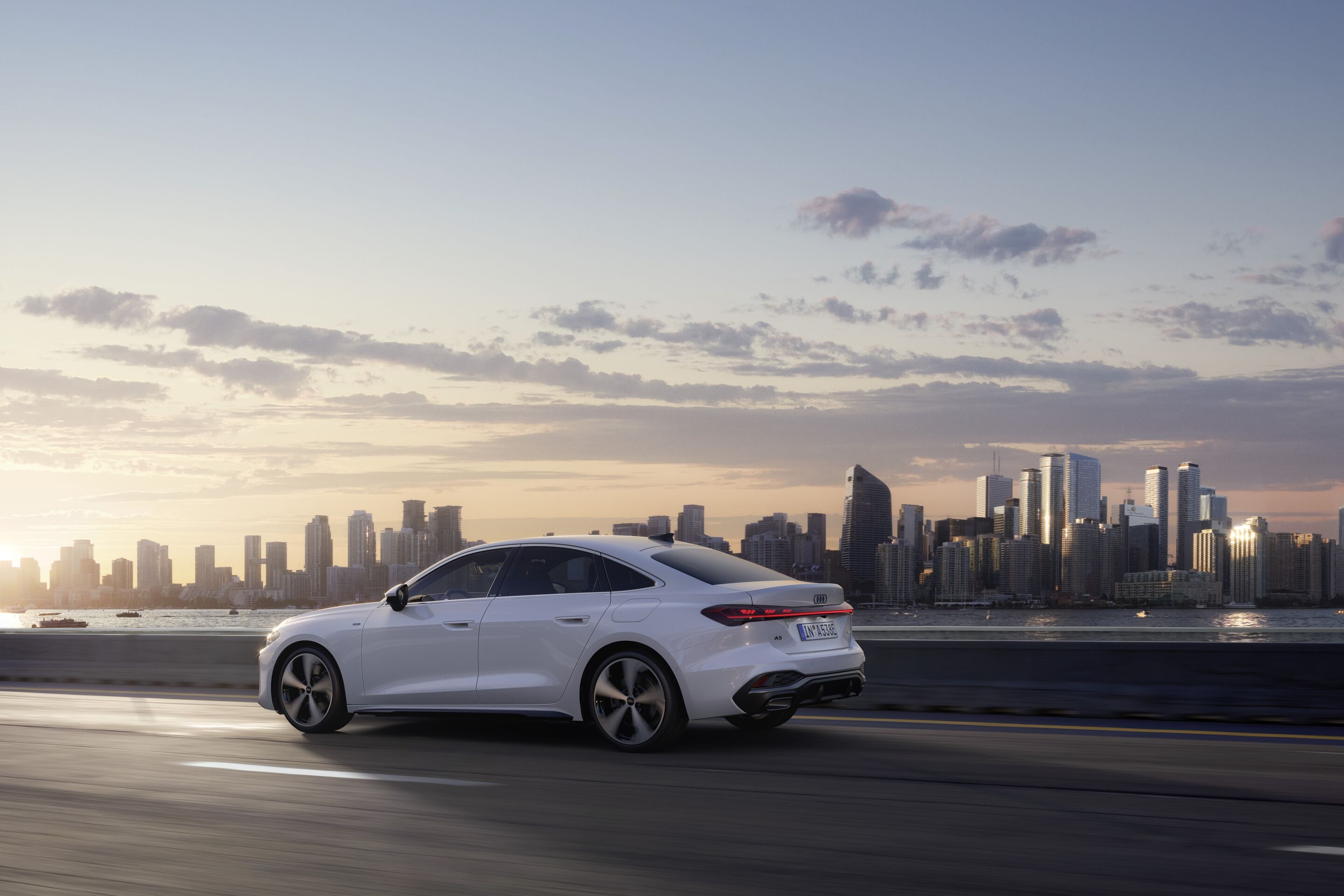Audi A5 Limousine e-hybrid quattro - Fahraufnahme,
Farbe: Gletscherweiß