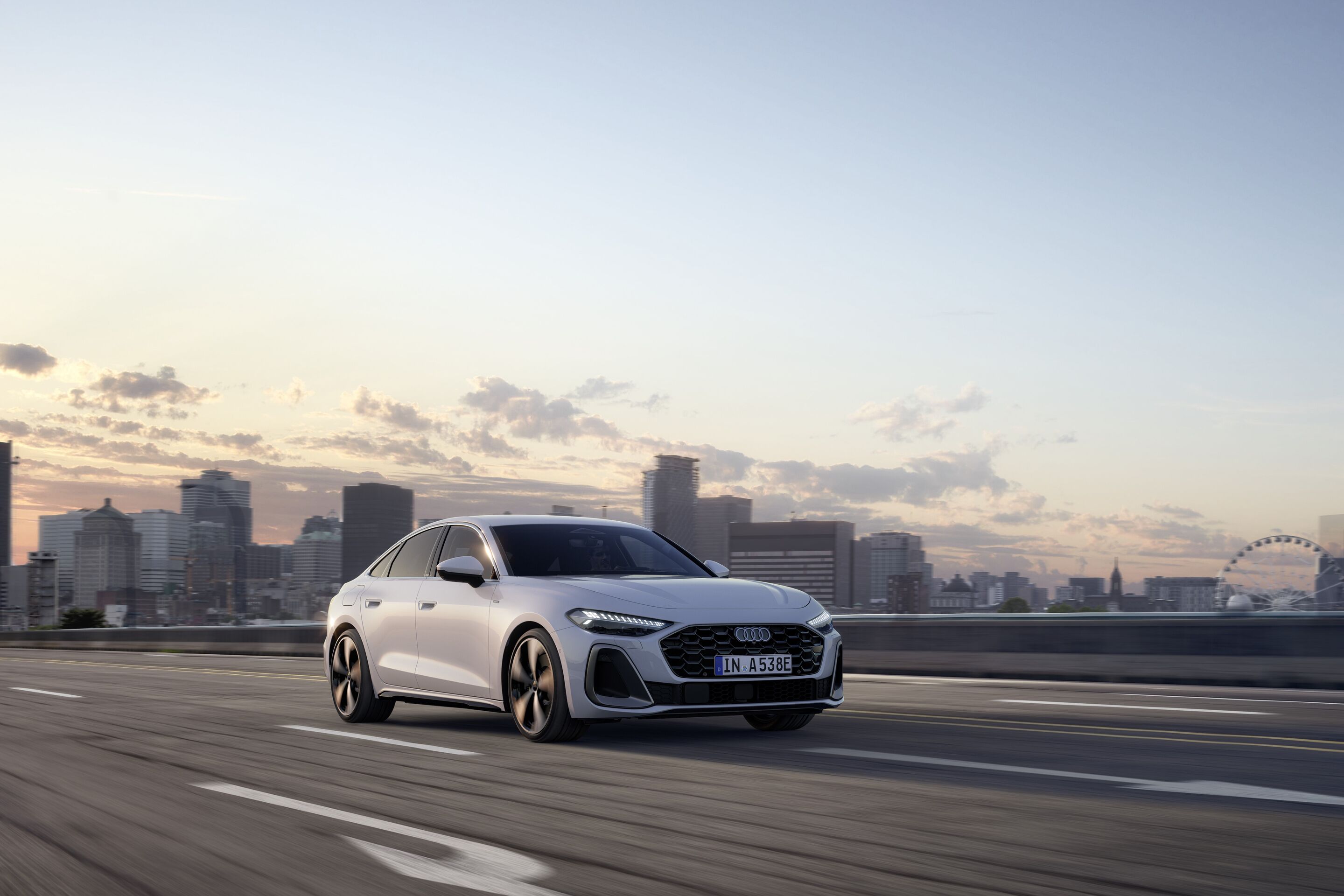 Audi A5 Limousine e-hybrid quattro - Fahraufnahme,
Farbe: Gletscherweiß