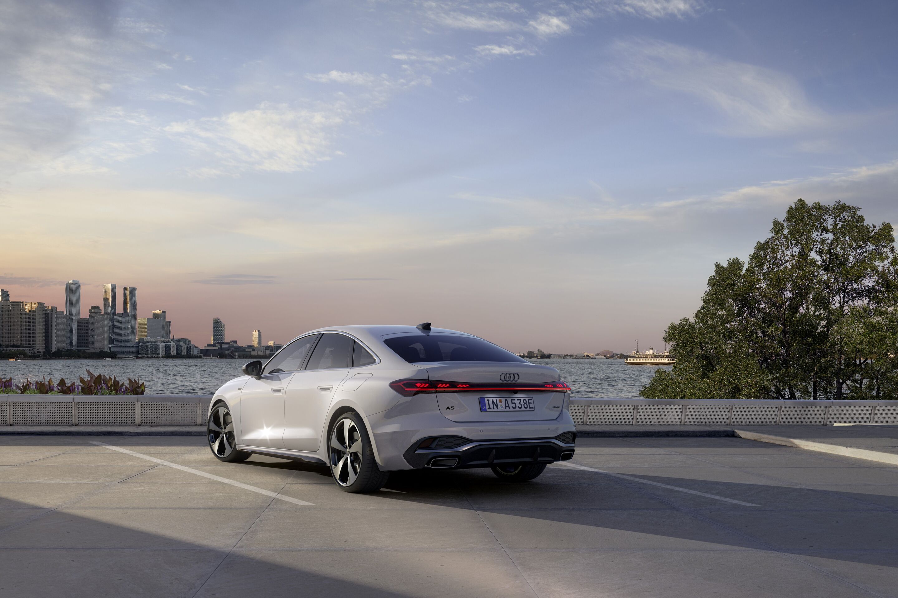 Audi A5 Limousine e-hybrid quattro - Standaufnahme,
Farbe: Gletscherweiß