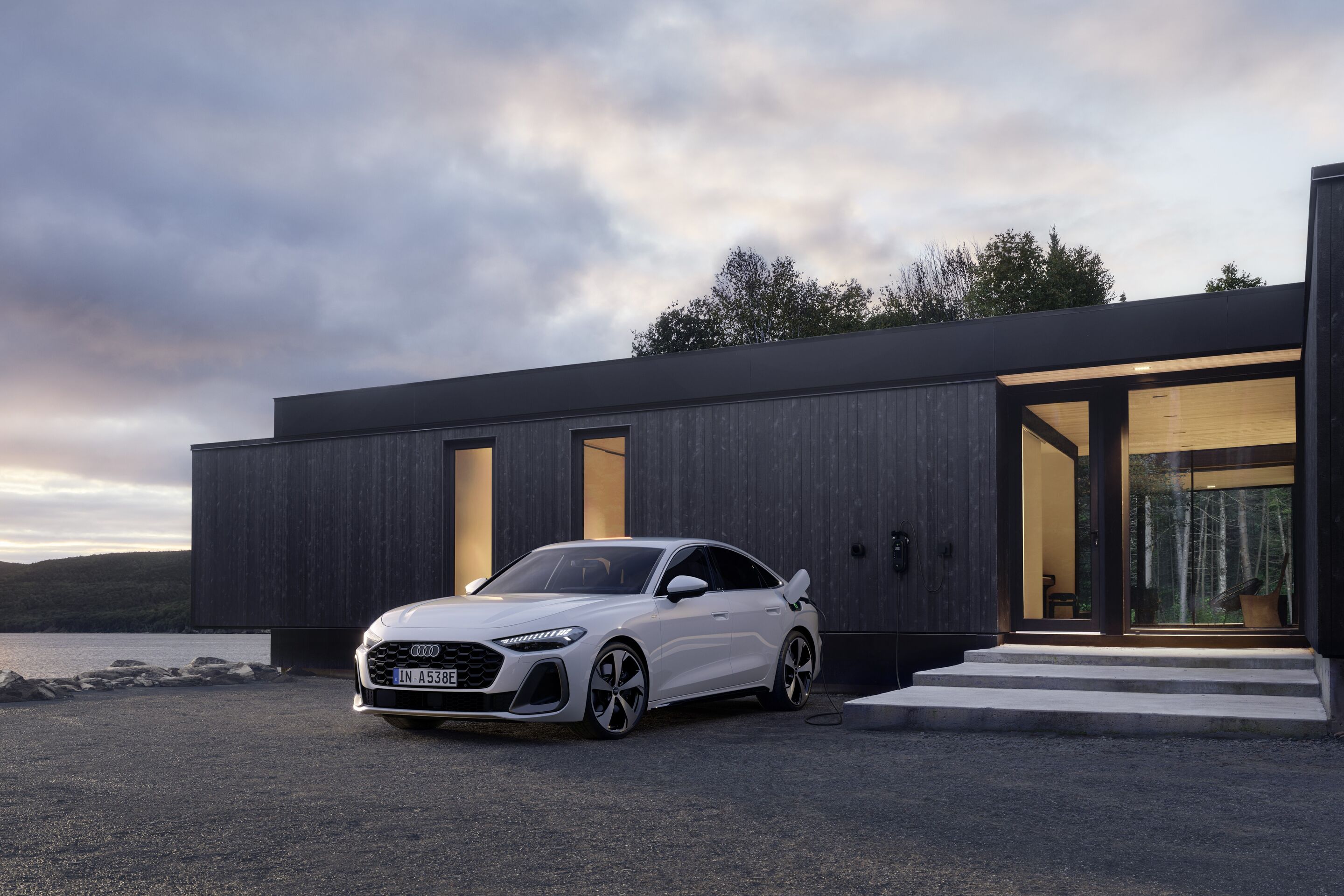 Audi A5 Limousine e-hybrid quattro - Standaufnahme,
Farbe: Gletscherweiß