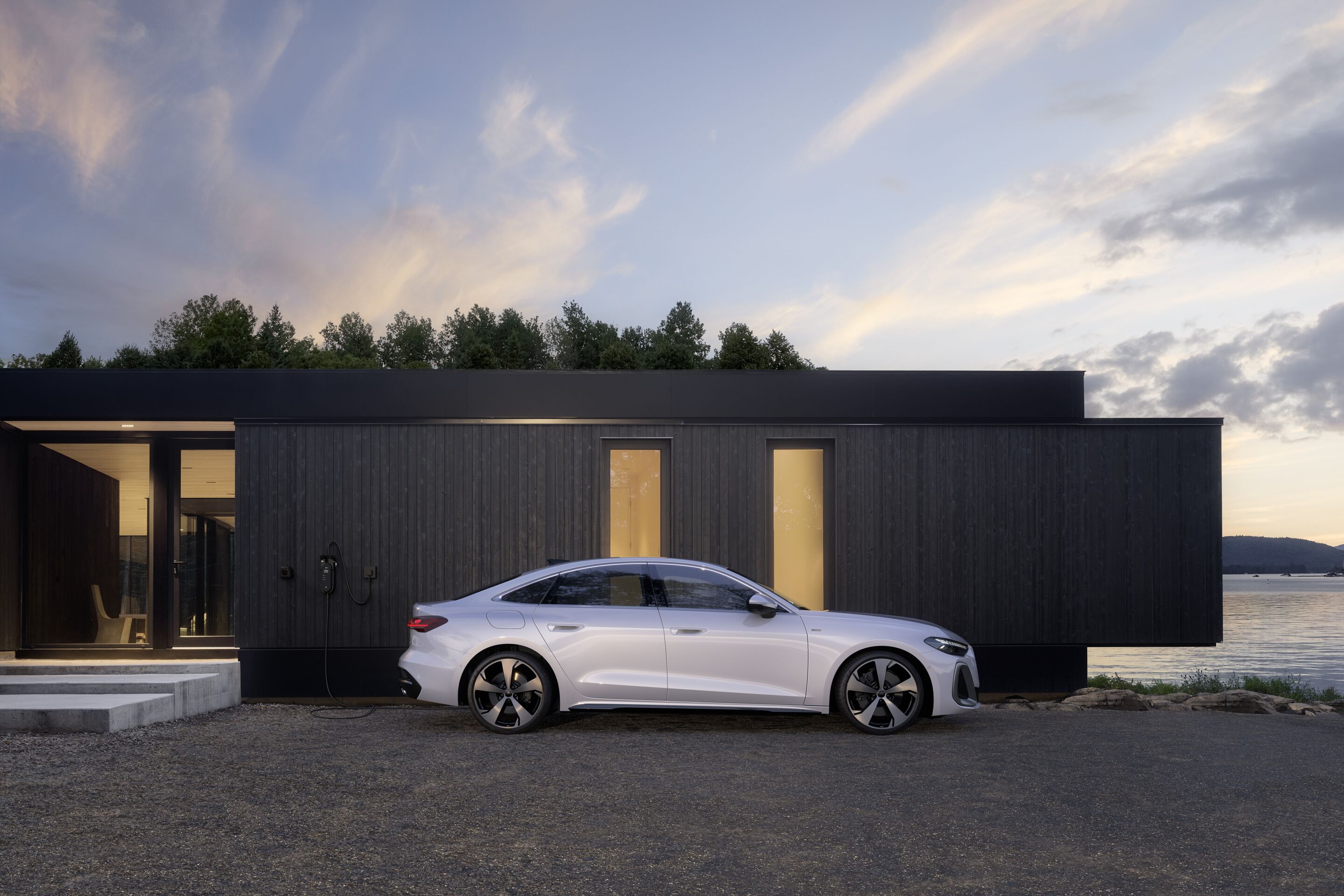 Audi A5 Limousine e-hybrid quattro - Standaufnahme,
Farbe: Gletscherweiß