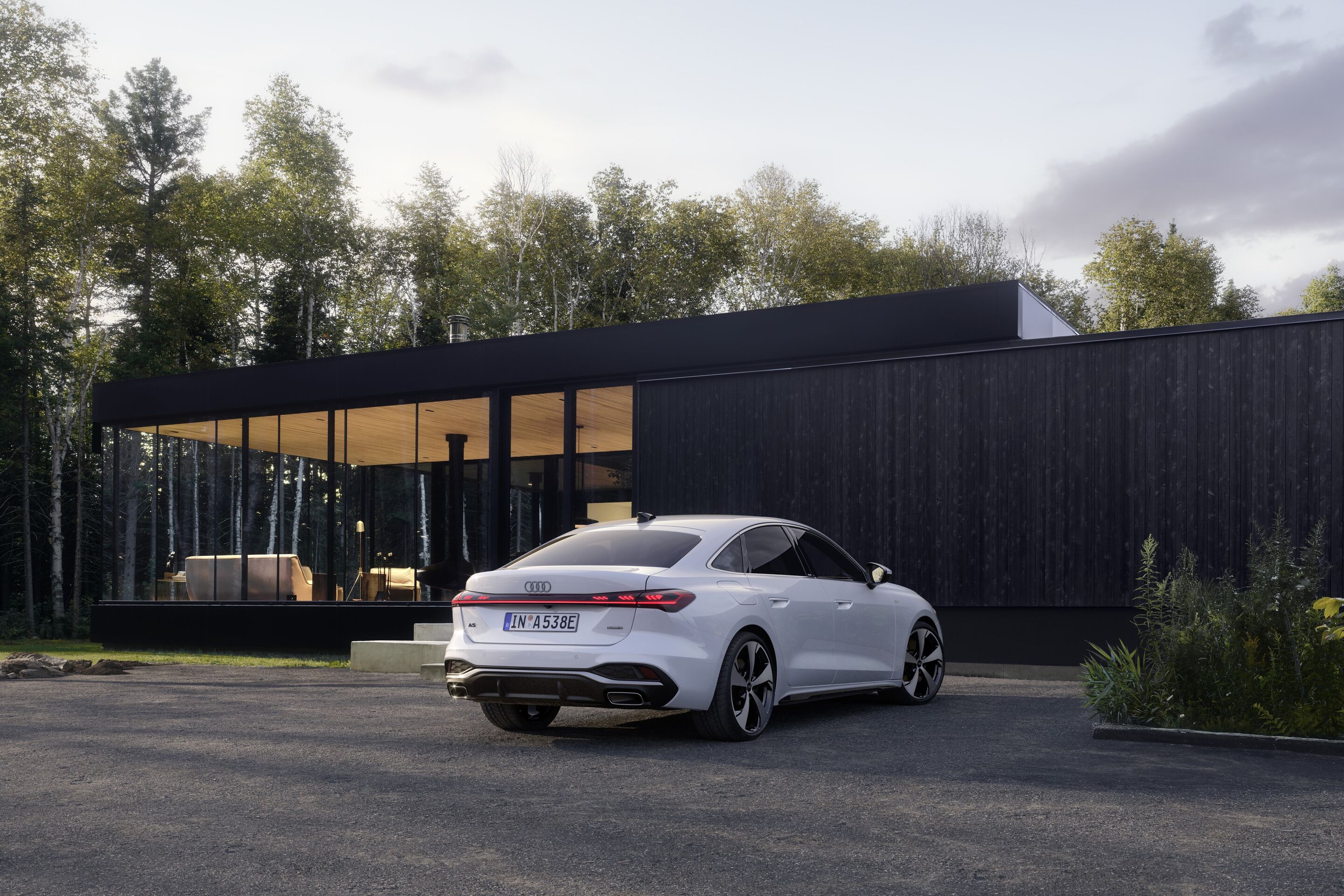 Audi A5 Limousine e-hybrid quattro - Standaufnahme,
Farbe: Gletscherweiß