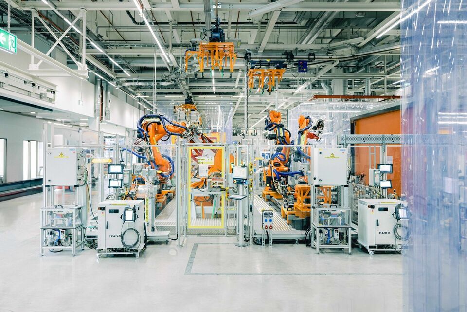 Virtually controlled production a first in Audi body shop | Photo ...