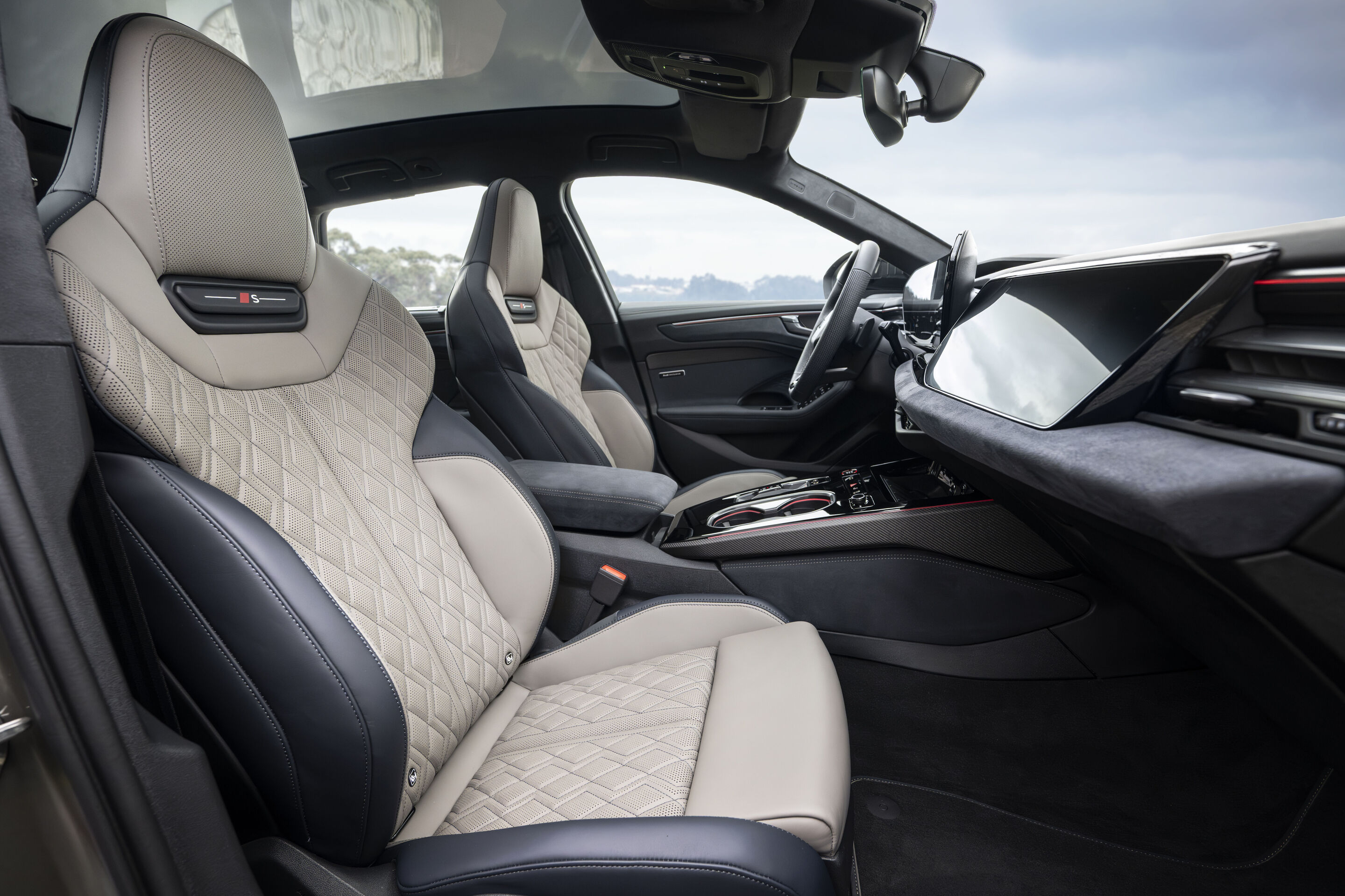 Audi auf der Milan Design Week - Auf der Milan Design Week präsentiert Audi exclusive eine veredelte Version des Audi A6 Avant: Die Sportsitze sind in einer noblen Leder-Kombination in Baikalblau-Neodymgold und baikalblauen Kontrastnähten ausgeführt.