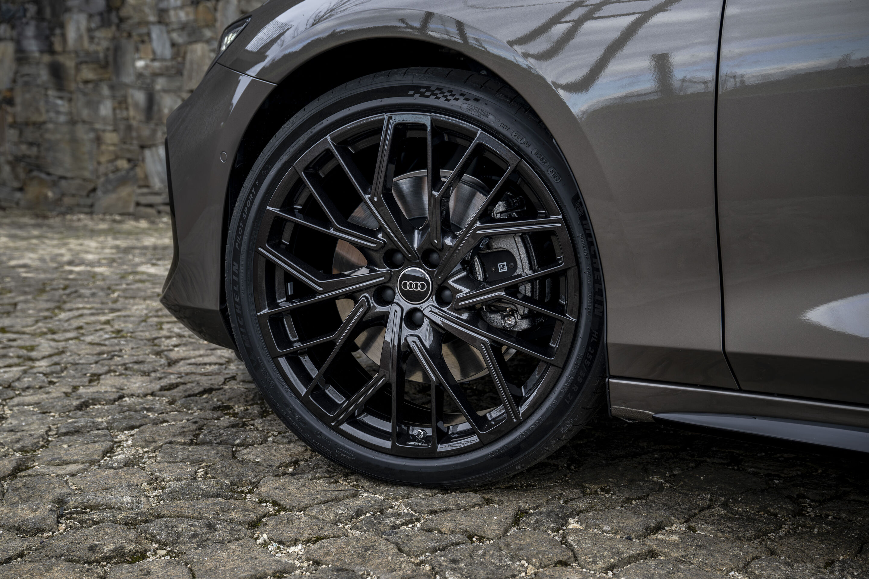 Audi exclusive - Besonders markant sind die 21-Zöller von Audi Sport in Vielspeichen-Optik, darunter dieses geschmiedete Rad in Schwarz Metallic glanzgedreht.