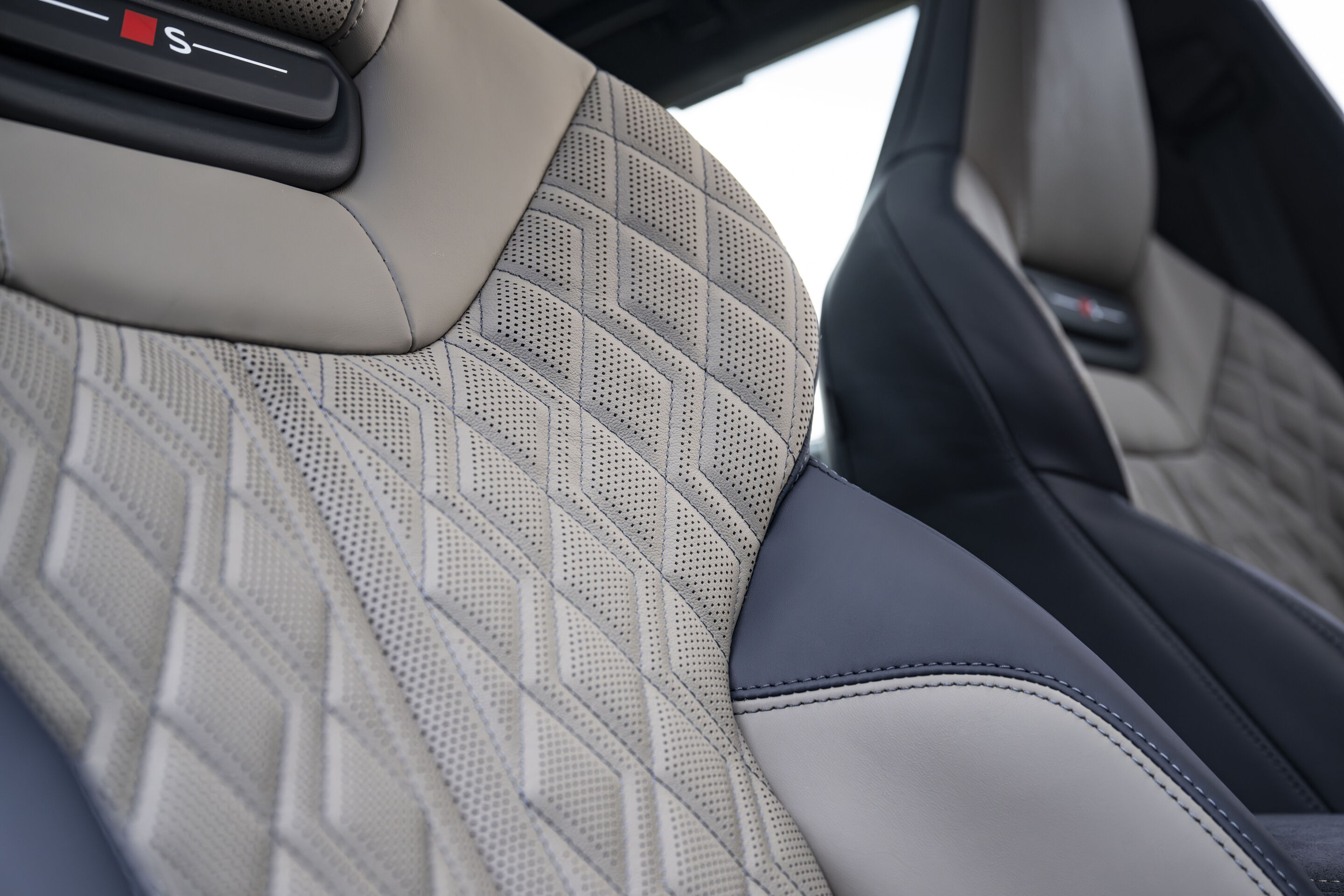 Audi auf der Milan Design Week - Auf der Milan Design Week präsentiert Audi exclusive eine veredelte Version des Audi A6 Avant: Die Sportsitze sind in einer noblen Leder-Kombination in Baikalblau-Neodymgold und baikalblauen Kontrastnähten ausgeführt.