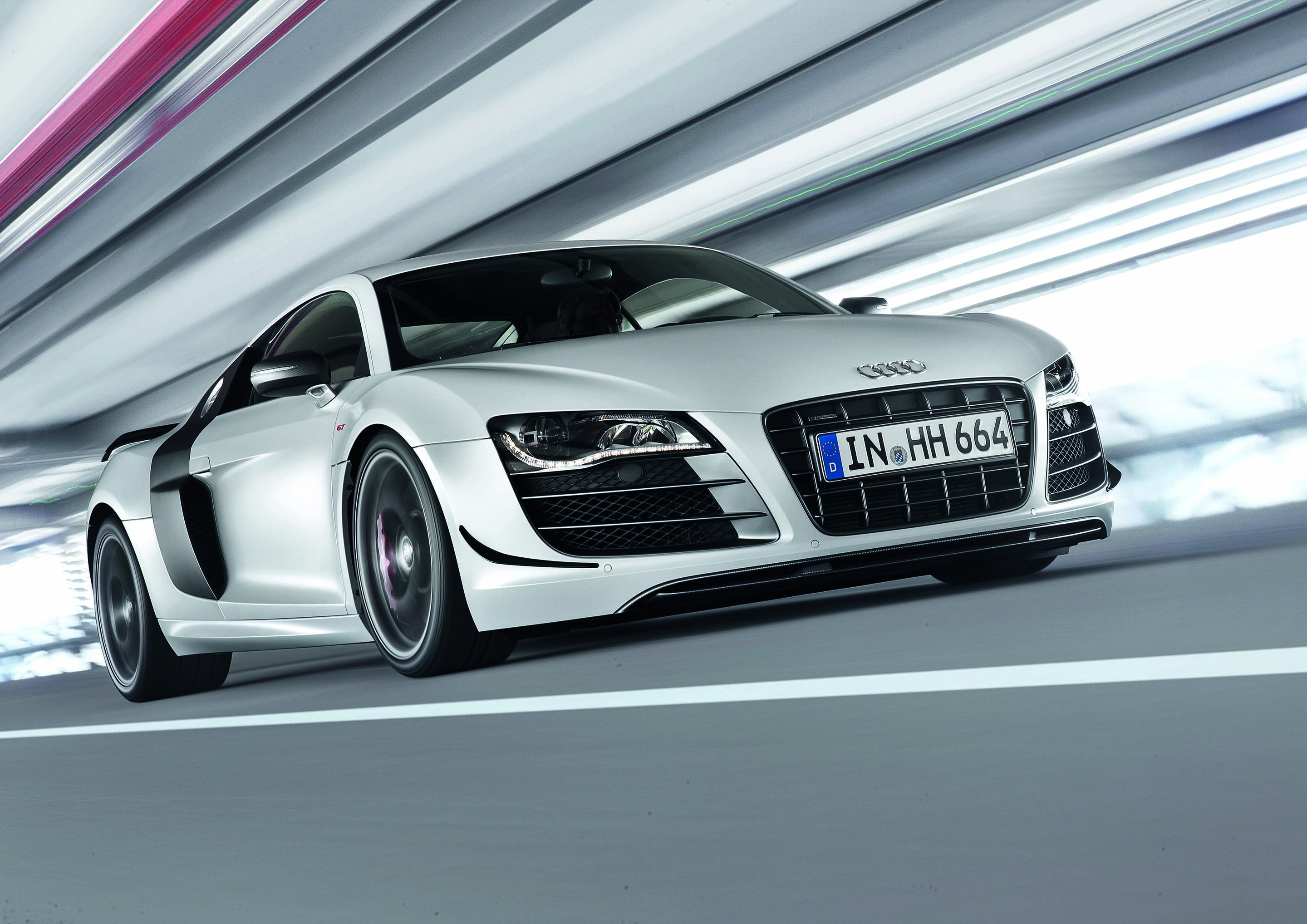 Sonderausstellung für eine Sportwagenikone - Ein Audi R8 in Silber fährt auf einer Straße.