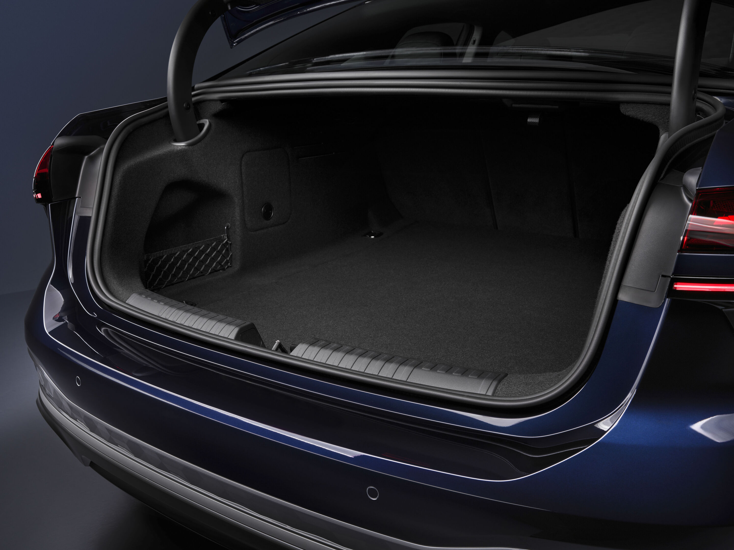 Audi A6 Limousine - Gepäckraum,
Farbe: Firmamentblau Metallic