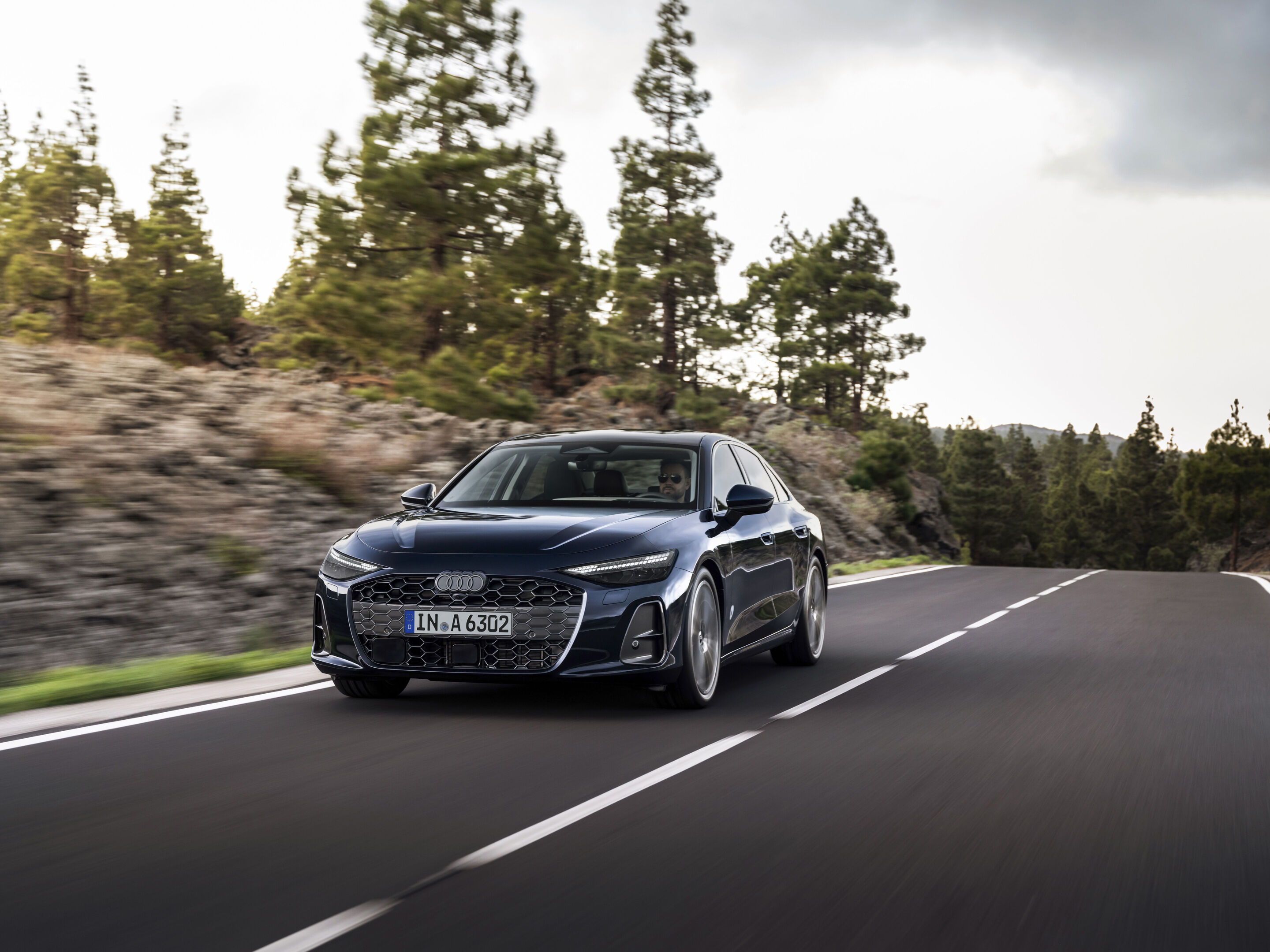 Audi A6 Limousine - Fahraufnahme,
Farbe: Firmamentblau Metallic