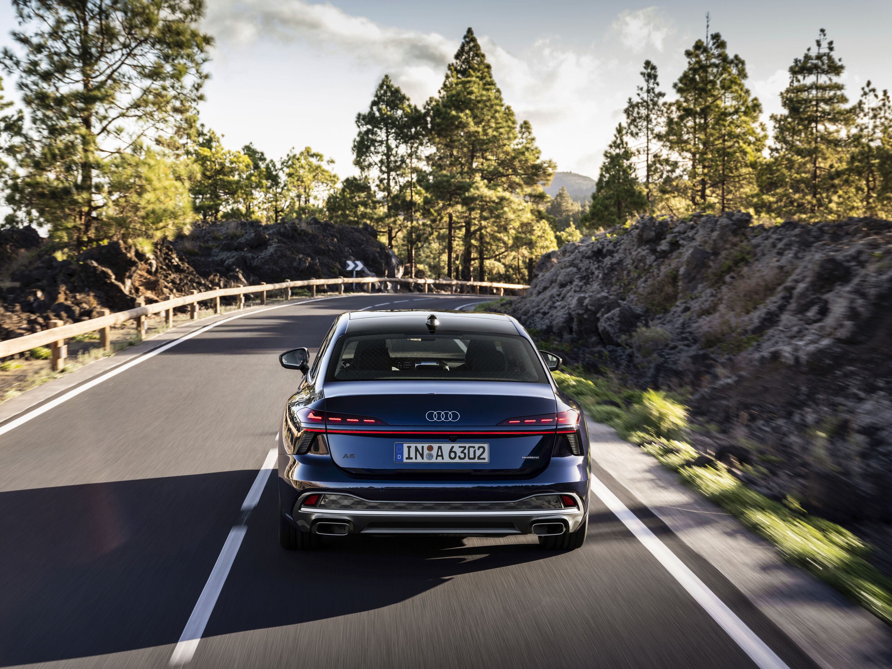 Audi A6 Limousine - Fahraufnahme,
Farbe: Firmamentblau Metallic