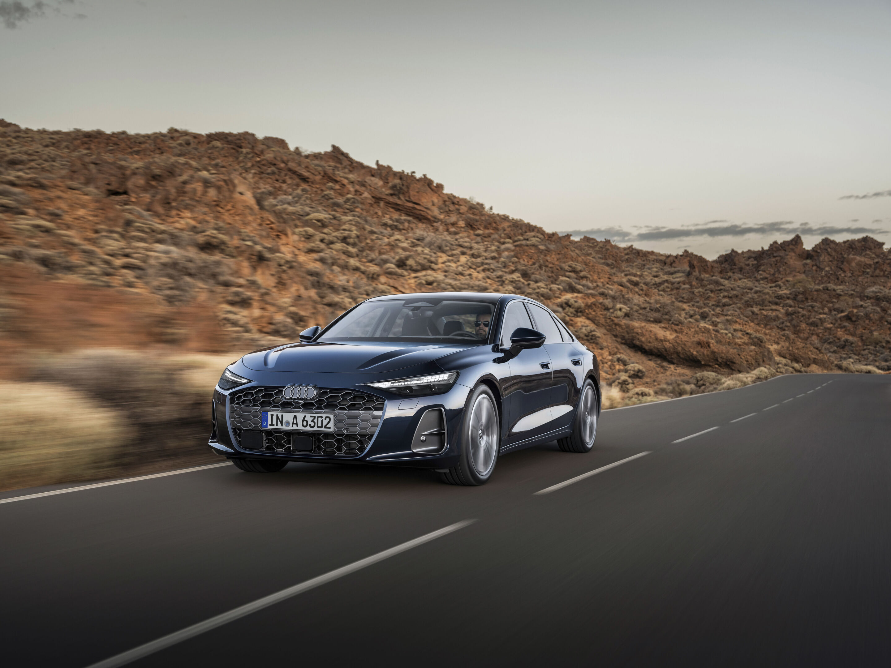 Audi A6 Limousine - Fahraufnahme,
Farbe: Firmamentblau Metallic
