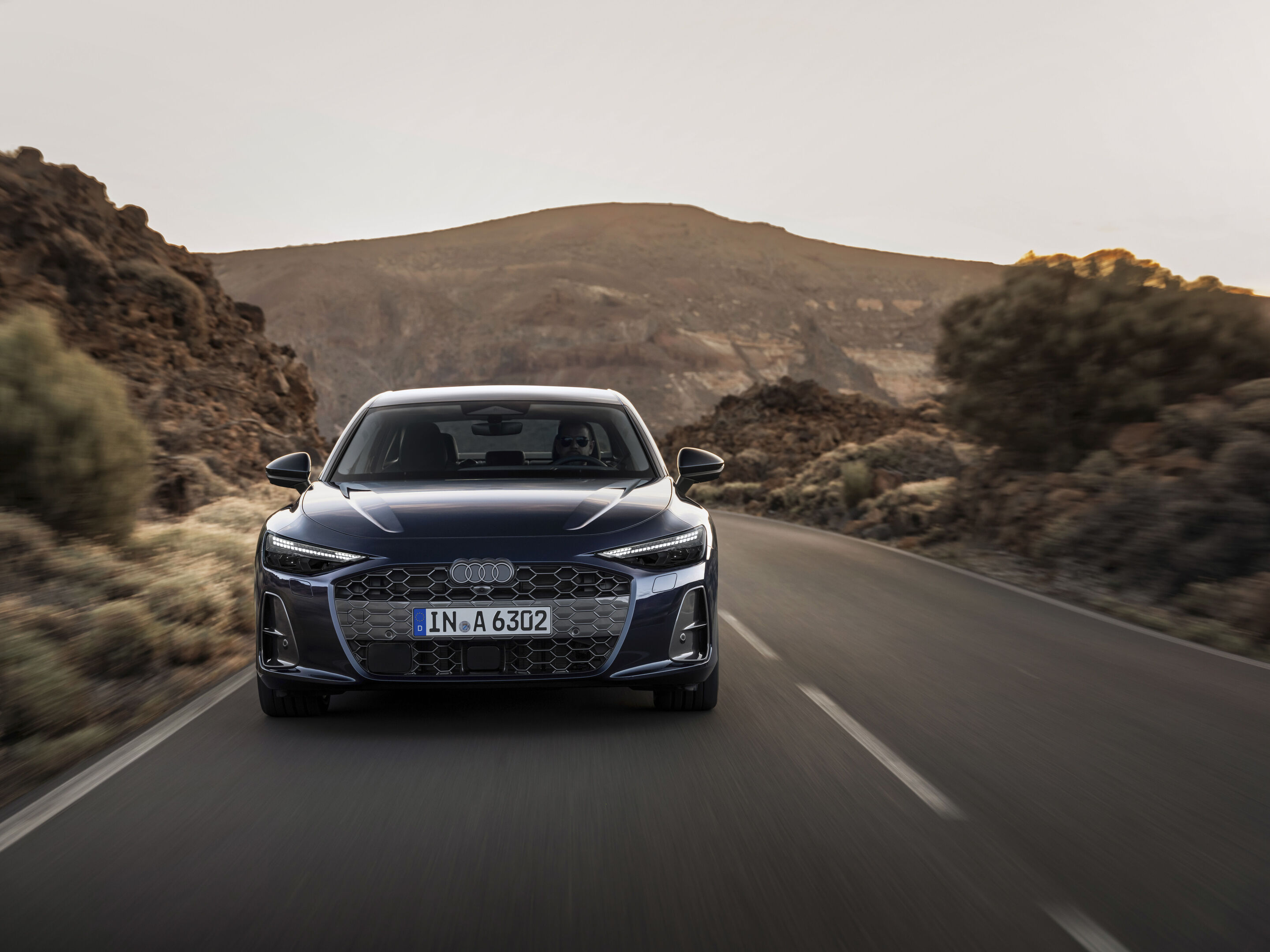 Audi A6 Limousine - Fahraufnahme,
Farbe: Firmamentblau Metallic