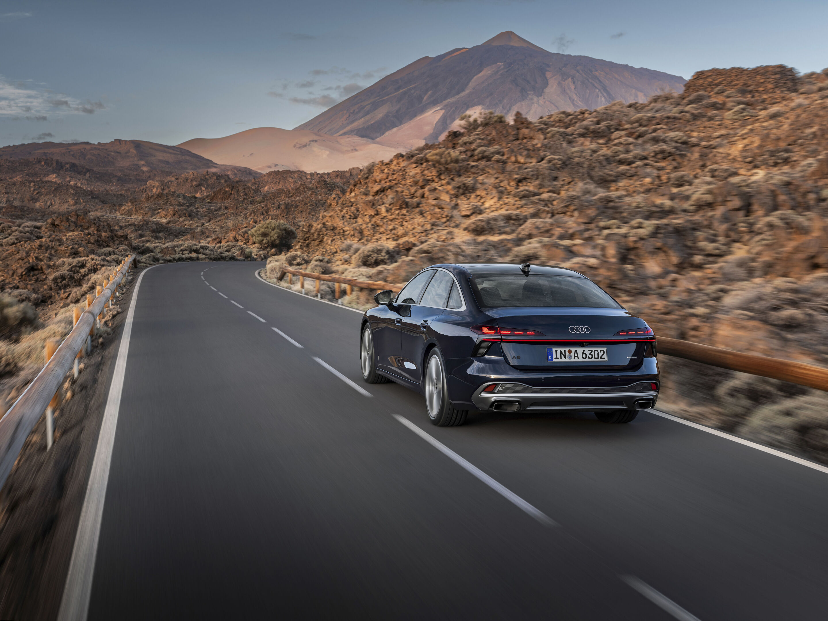 Audi A6 Limousine - Fahraufnahme,
Farbe: Firmamentblau Metallic