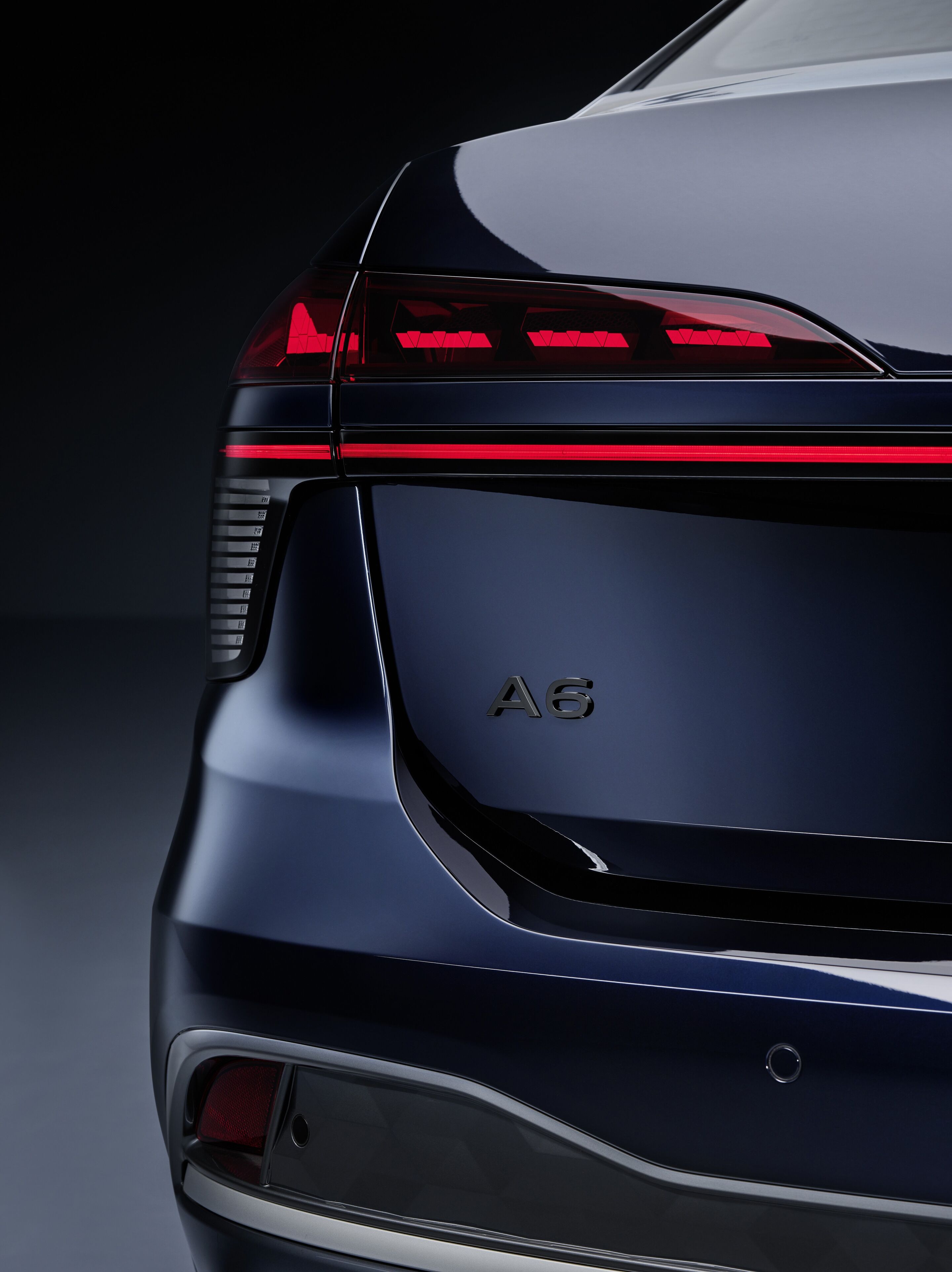 Audi A6 Limousine - In der neuen Audi A6 Limousine (hier in Firmamentblau Metallic) kommen die digitalen OLED-Heckleuchten der zweiten Generation zum Einsatz.