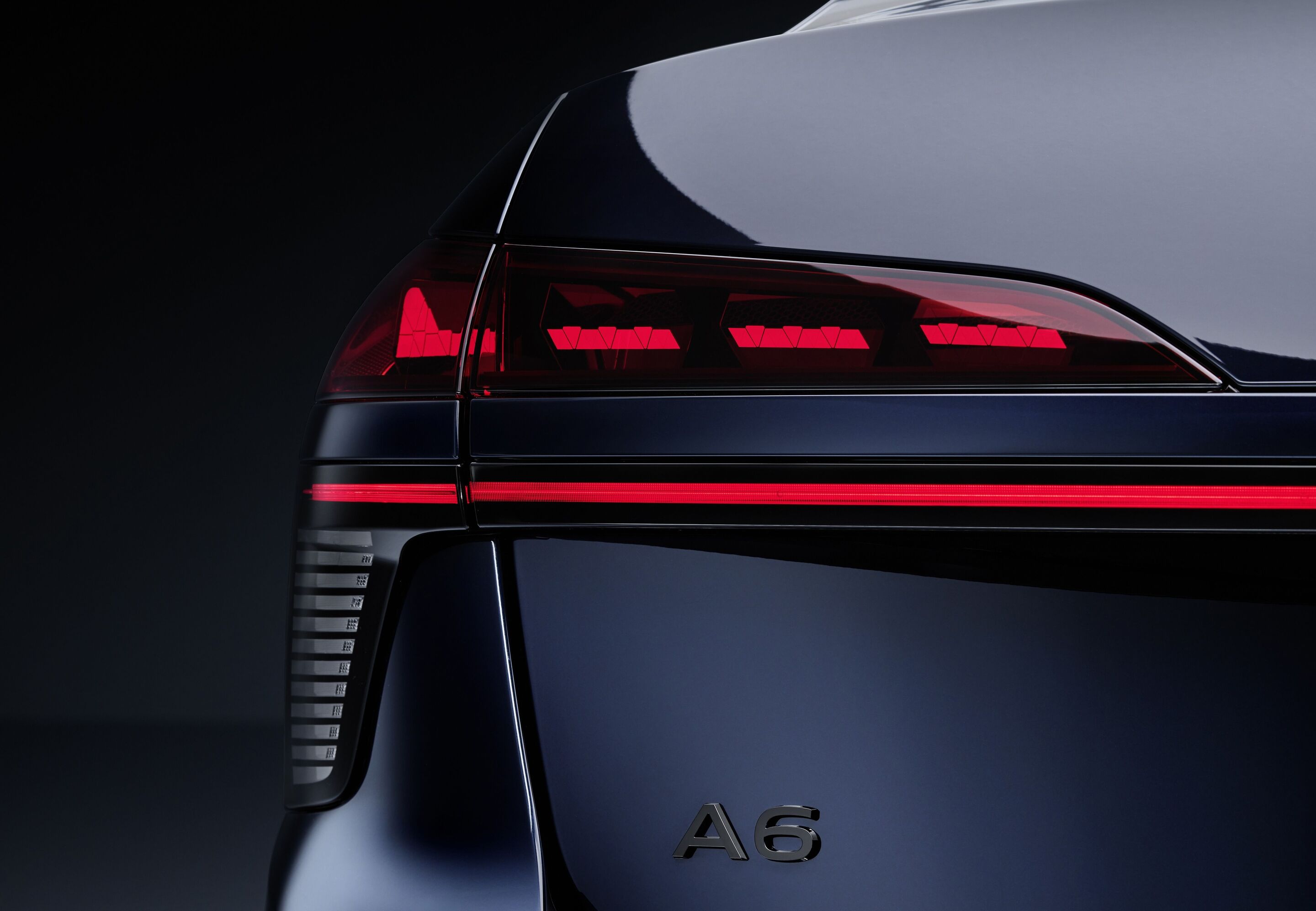 Audi A6 Limousine - In der neuen Audi A6 Limousine (hier in Firmamentblau Metallic) kommen die digitalen OLED-Heckleuchten der zweiten Generation zum Einsatz.
