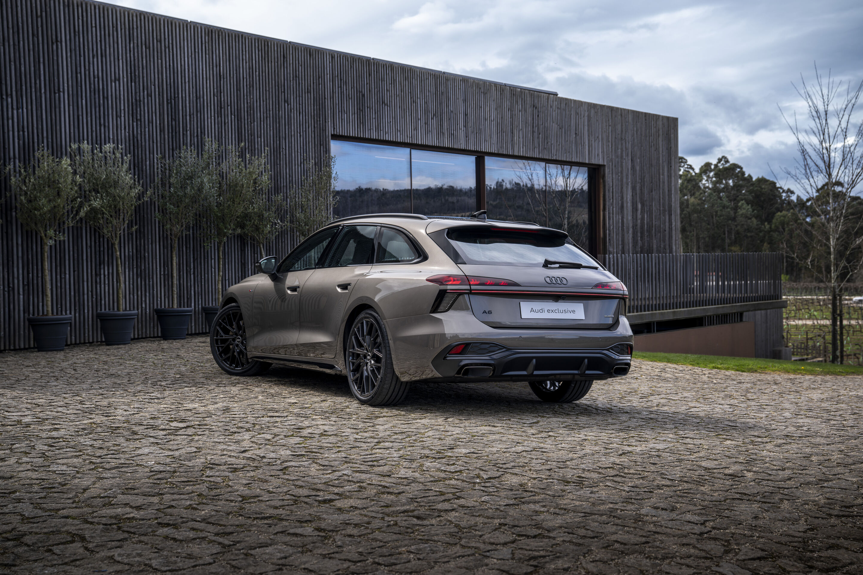 Audi A6 Avant - Audi exclusive verleiht dem Business-Flaggschiff A6 Avant einen besonderen Charakter.
Standaufnahme,
Farbe: Chronosgrau Metallic