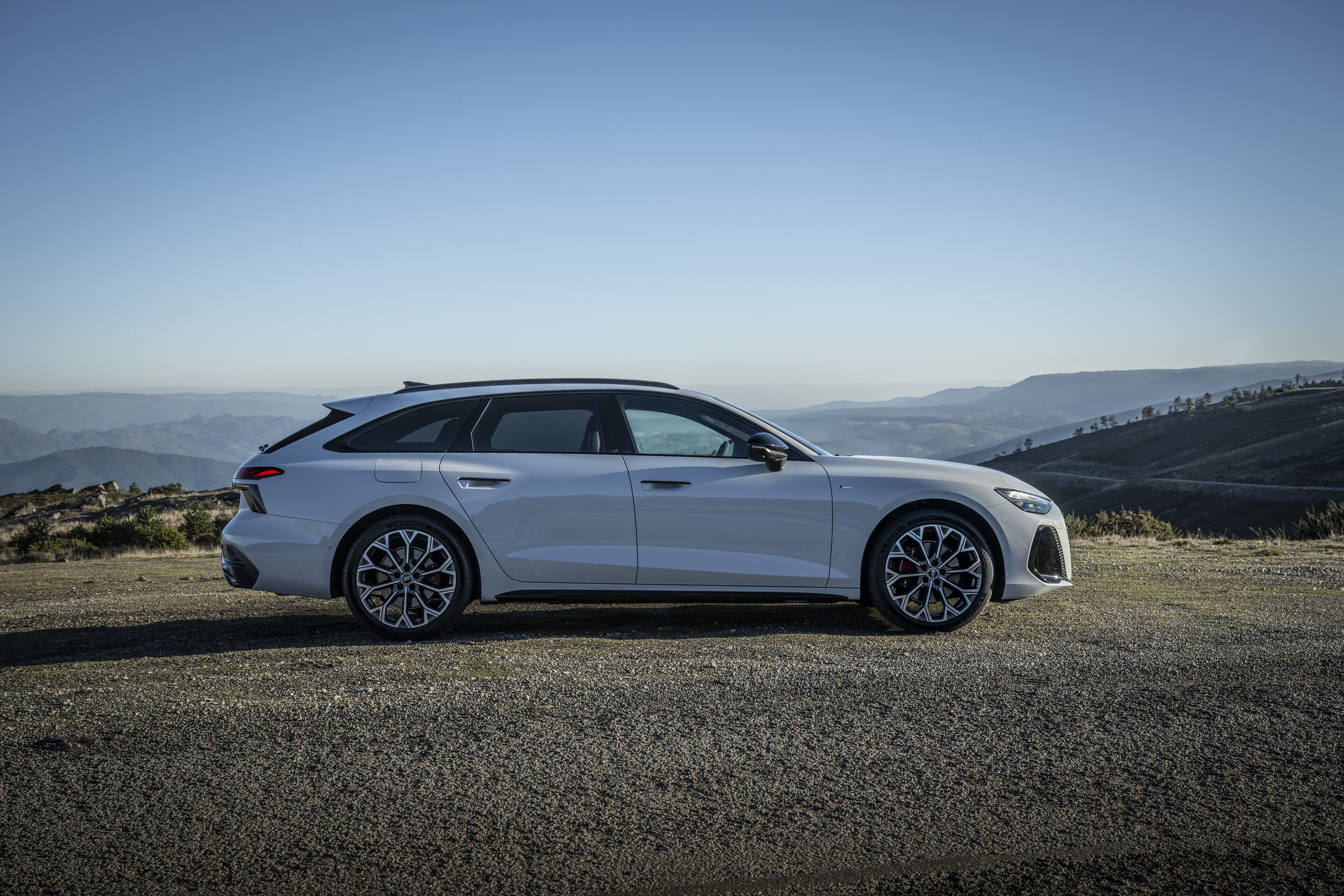 Audi A6 Avant - Standaufnahme,
Farbe: Gletscherweiß Metallic