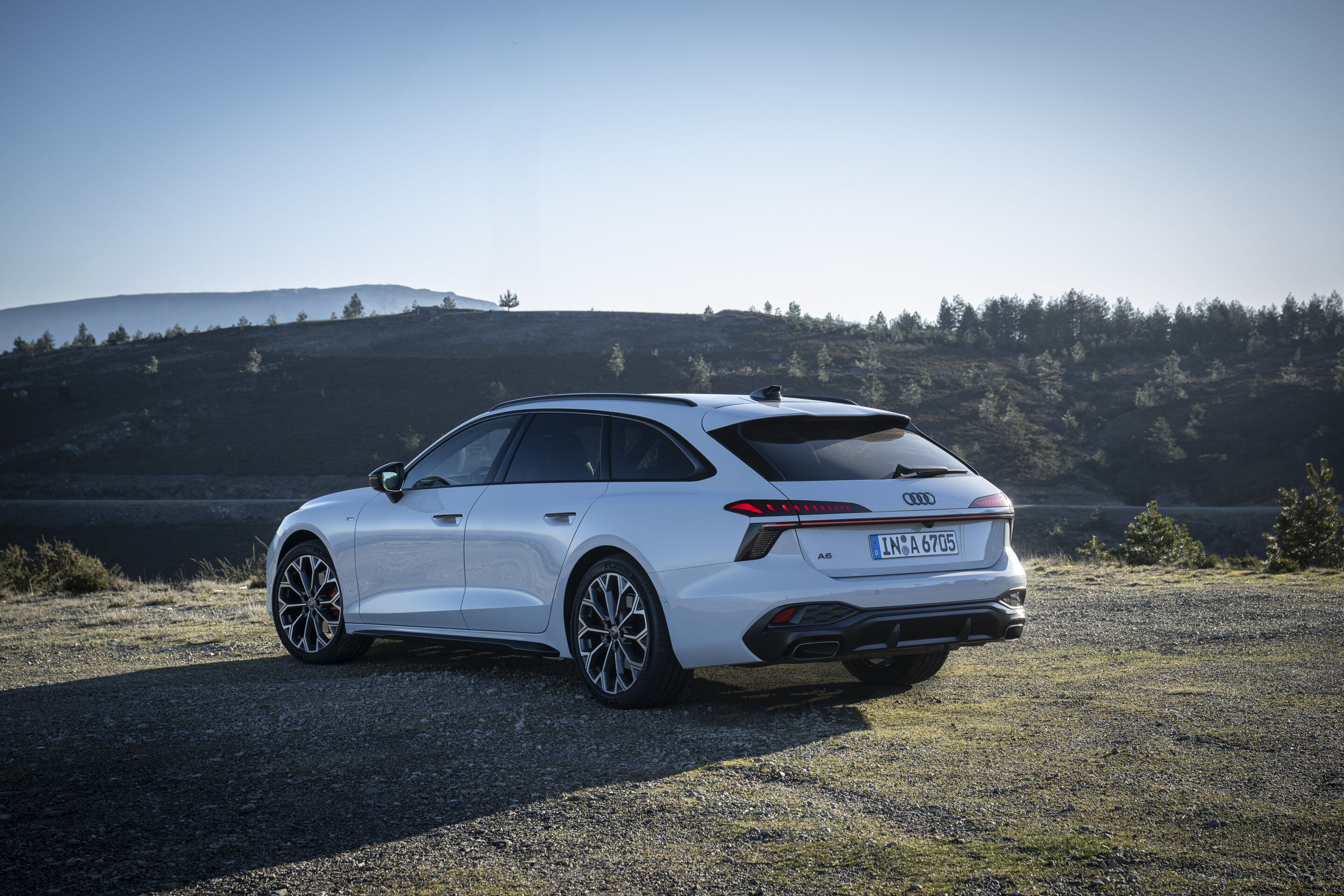 Audi A6 Avant - Standaufnahme,
Farbe: Gletscherweiß Metallic