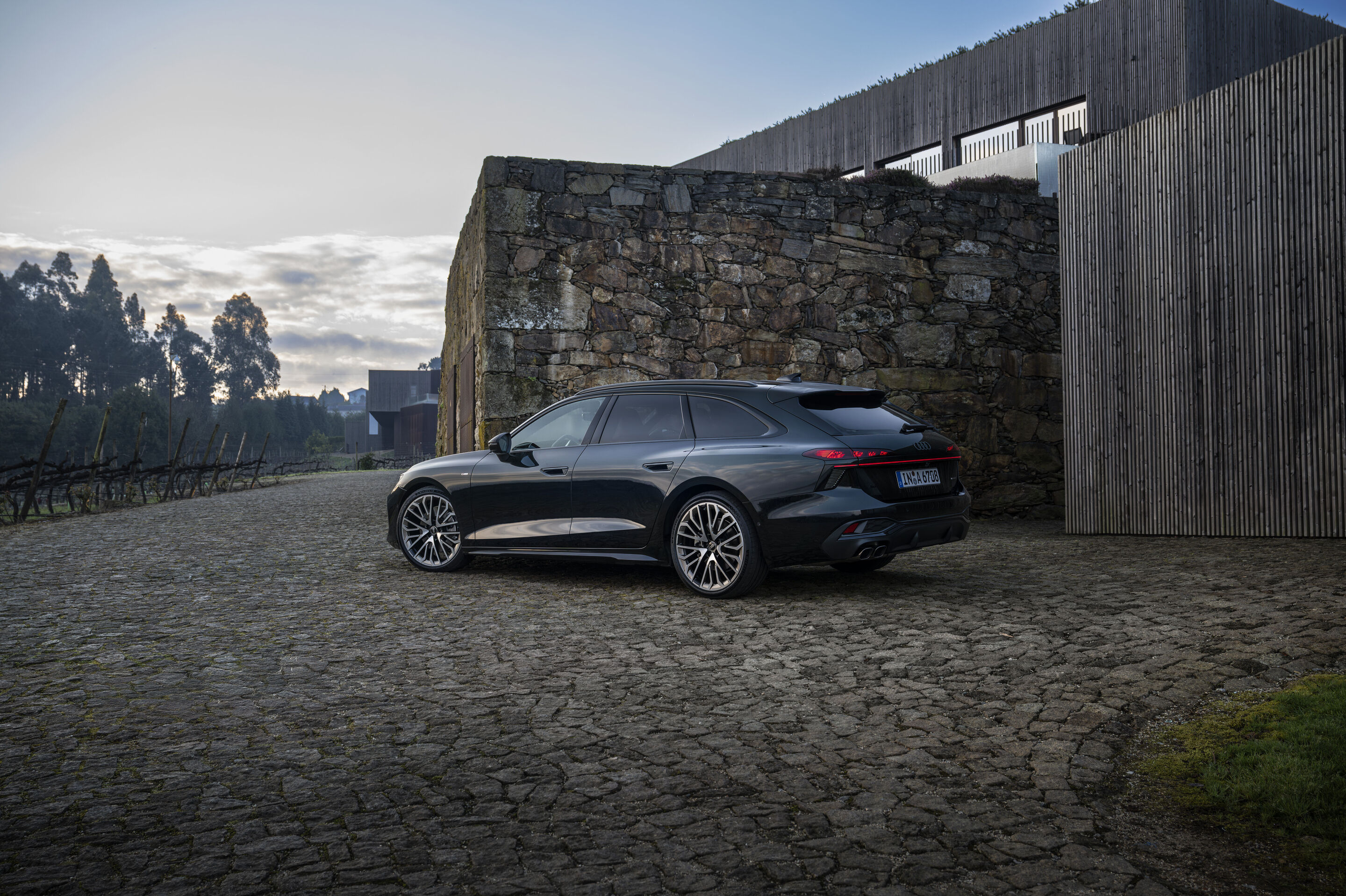 Audi A6 Avant - Static photo,
Colour: Midnight green metallic