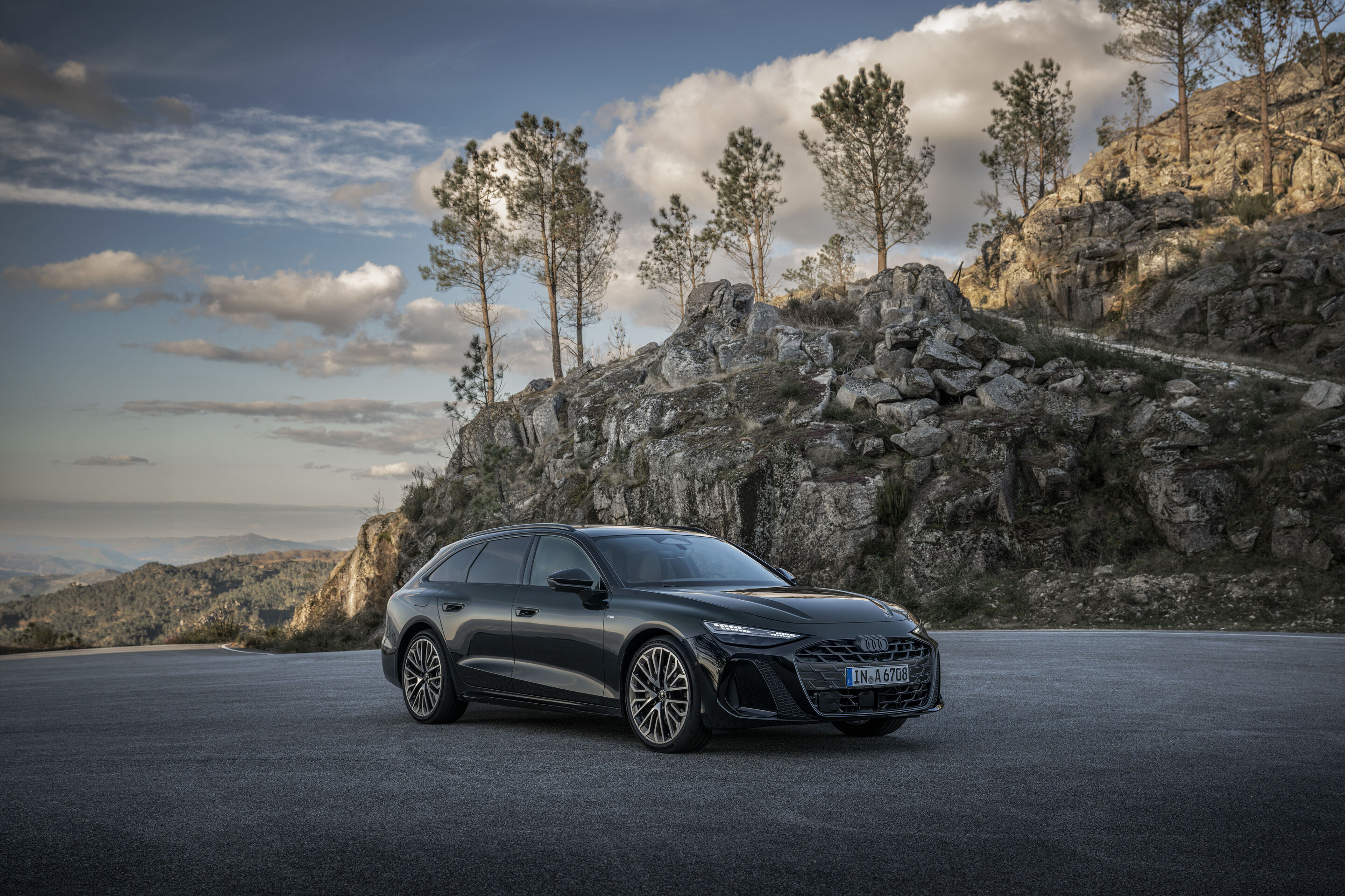 Audi A6 Avant - Standaufnahme,
Farbe: Mitternachtsgrün Metallic