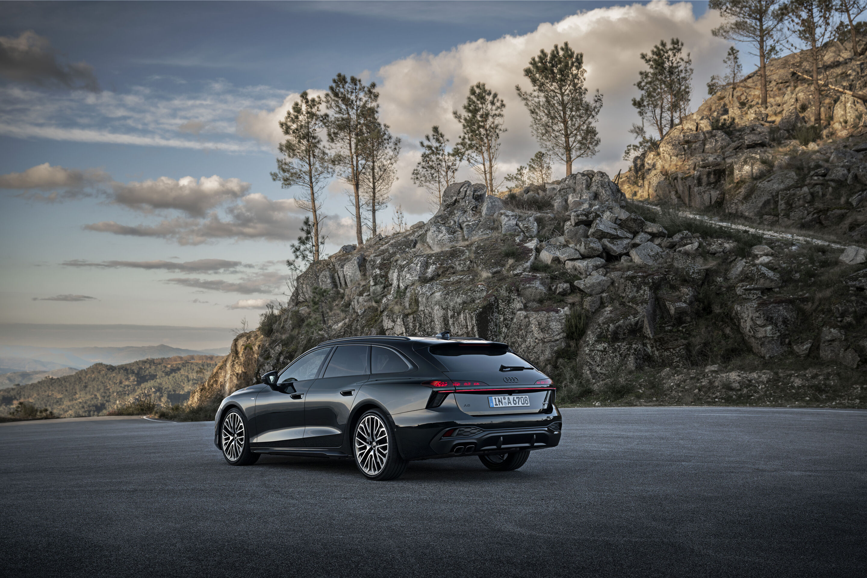 Audi A6 Avant - Standaufnahme,
Farbe: Mitternachtsgrün Metallic