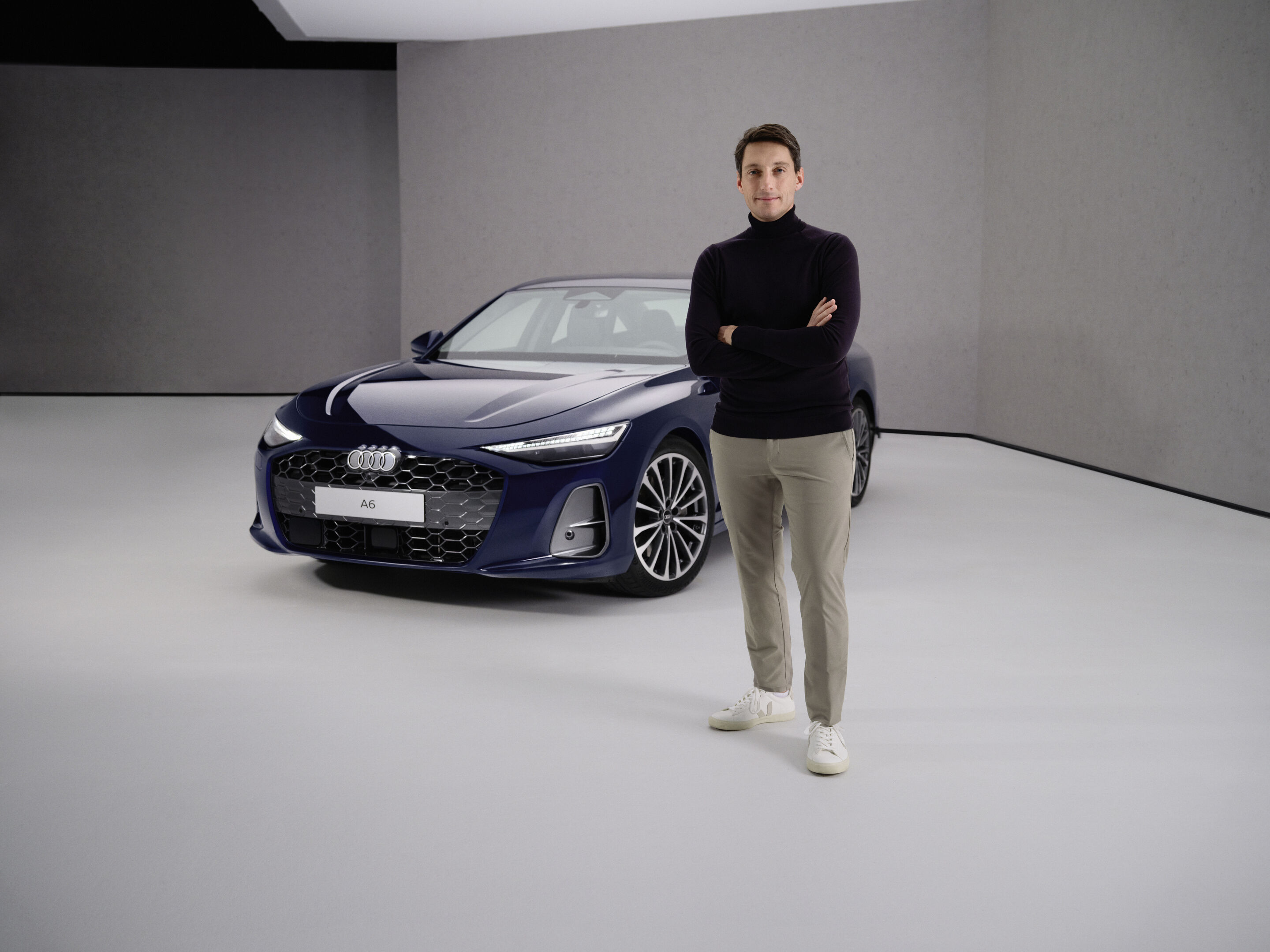 Audi A6 Limousine - Geoffrey Bouquot, Mitglied des Vorstands der AUDI AG für Technische Entwicklung, an der Audi A6 Limousine