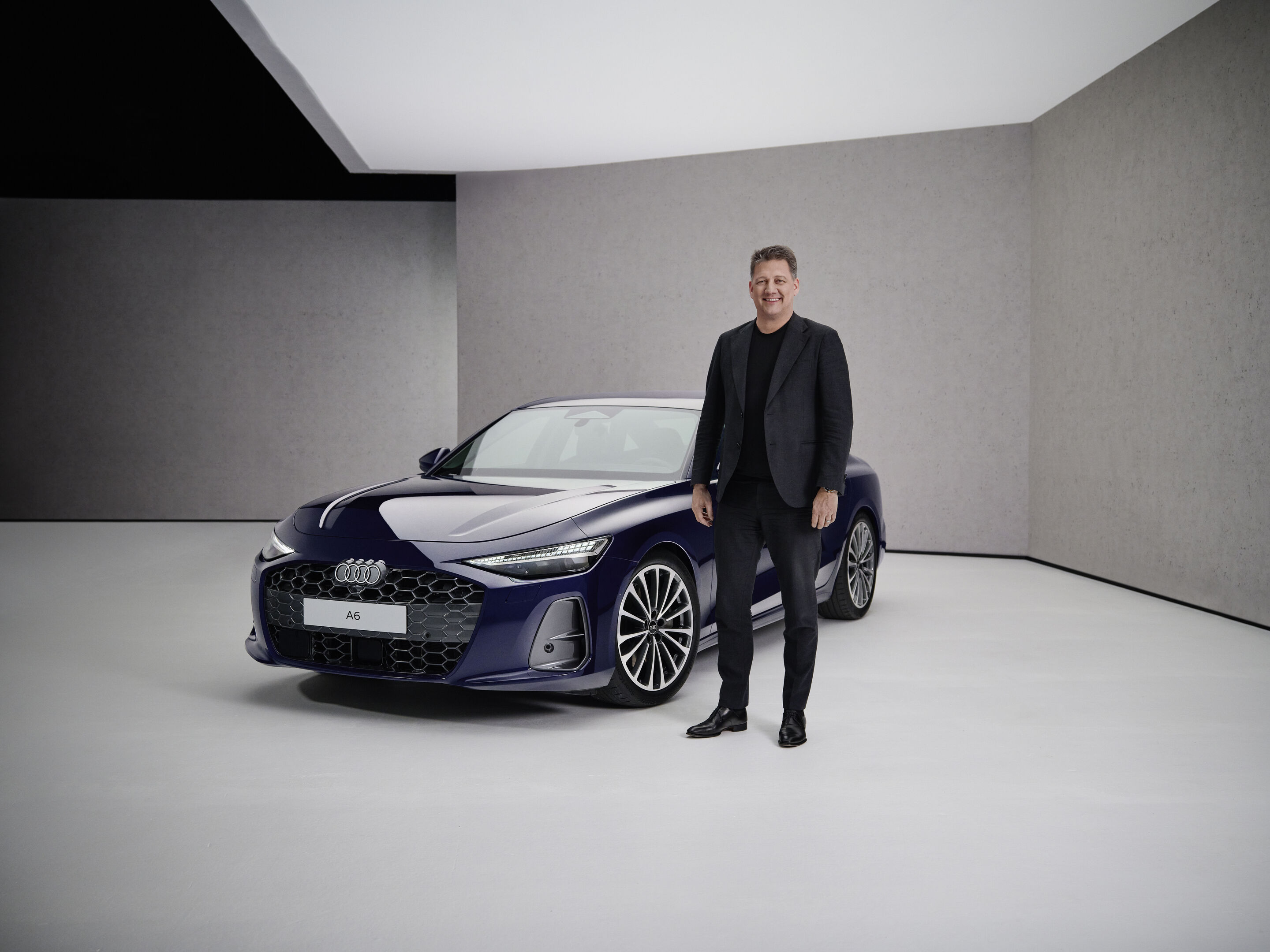 Audi A6 Limousine - Audi CEO Gernot Döllner an der Audi A6 Limousine