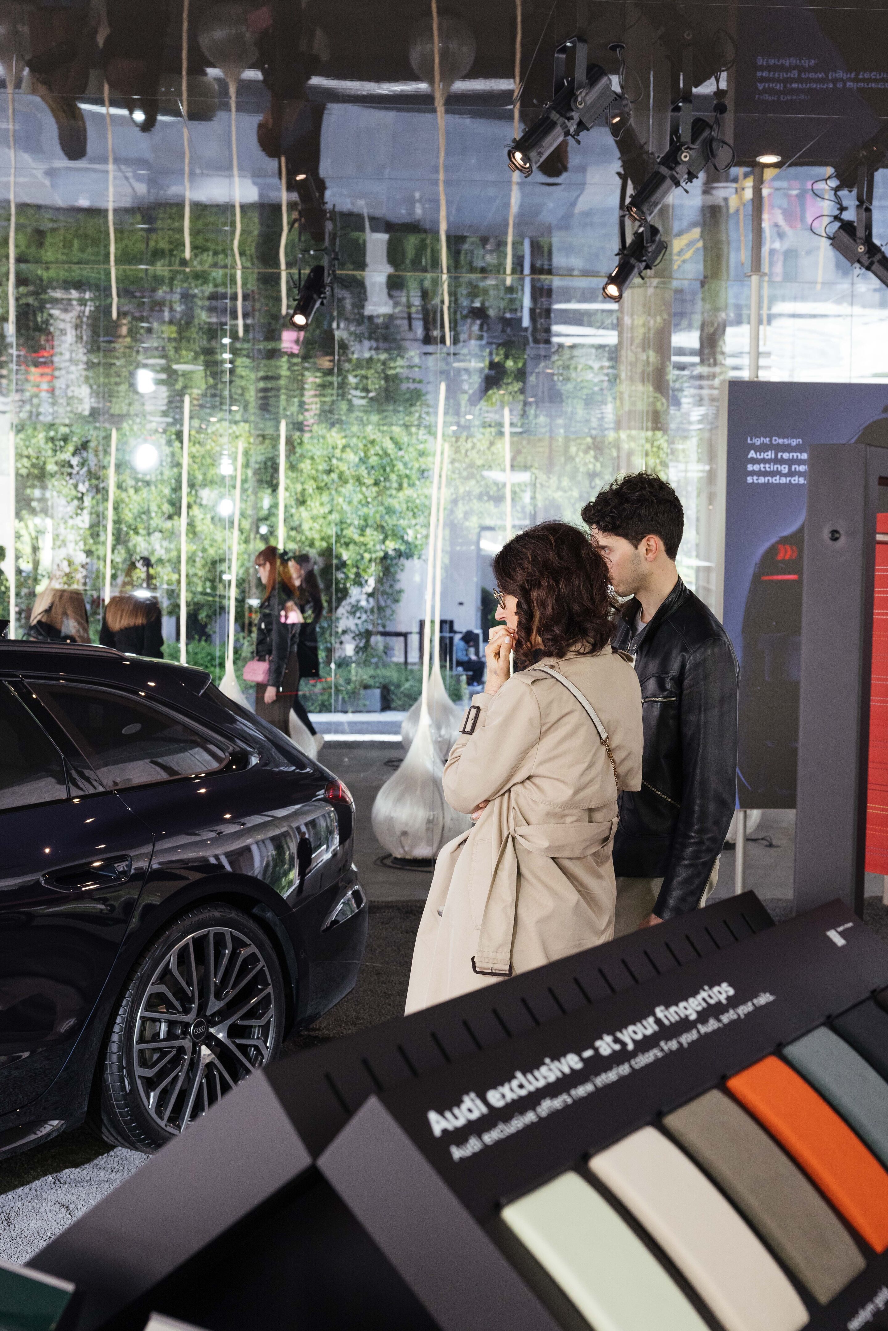 Audi auf der Milan Design Week - Neue Farben und Materialien zum 30. Jubiläum von Audi exclusive: An einer „Material Bar“ und speziell konfigurierten Exponaten können sich Besucherinnen und Besucher einen Überblick über das vielfältige Angebot von Audi...