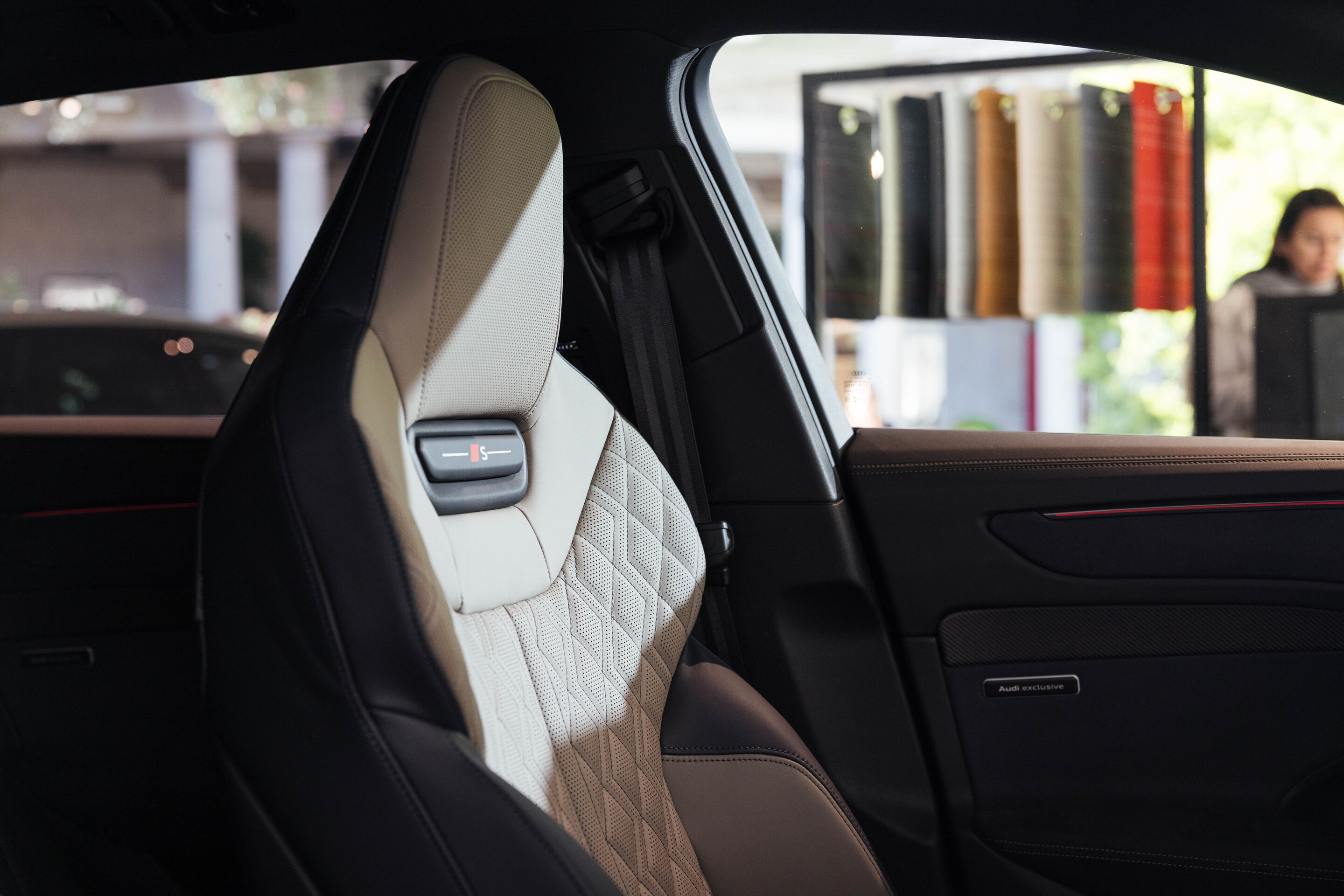 Audi auf der Milan Design Week - Auf der Milan Design Week präsentiert Audi exclusive eine veredelte Version des Audi A6 Avant: Die Sportsitze sind in einer noblen Leder-Kombination in Baikalblau-Neodymgold und baikalblauen Kontrastnähten ausgeführt.