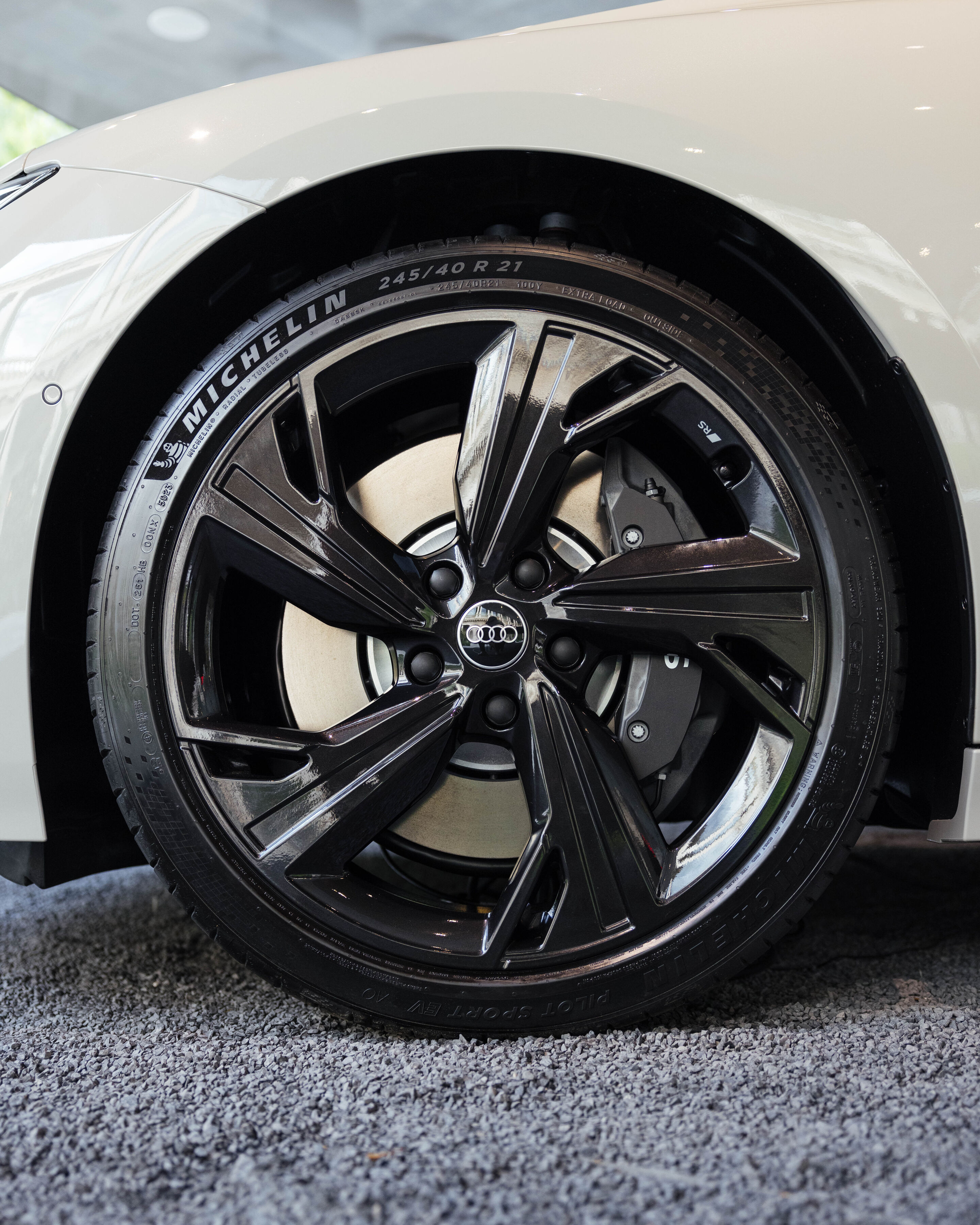 Audi exclusive - Rad in Schwarz Metallic glanzgedreht.