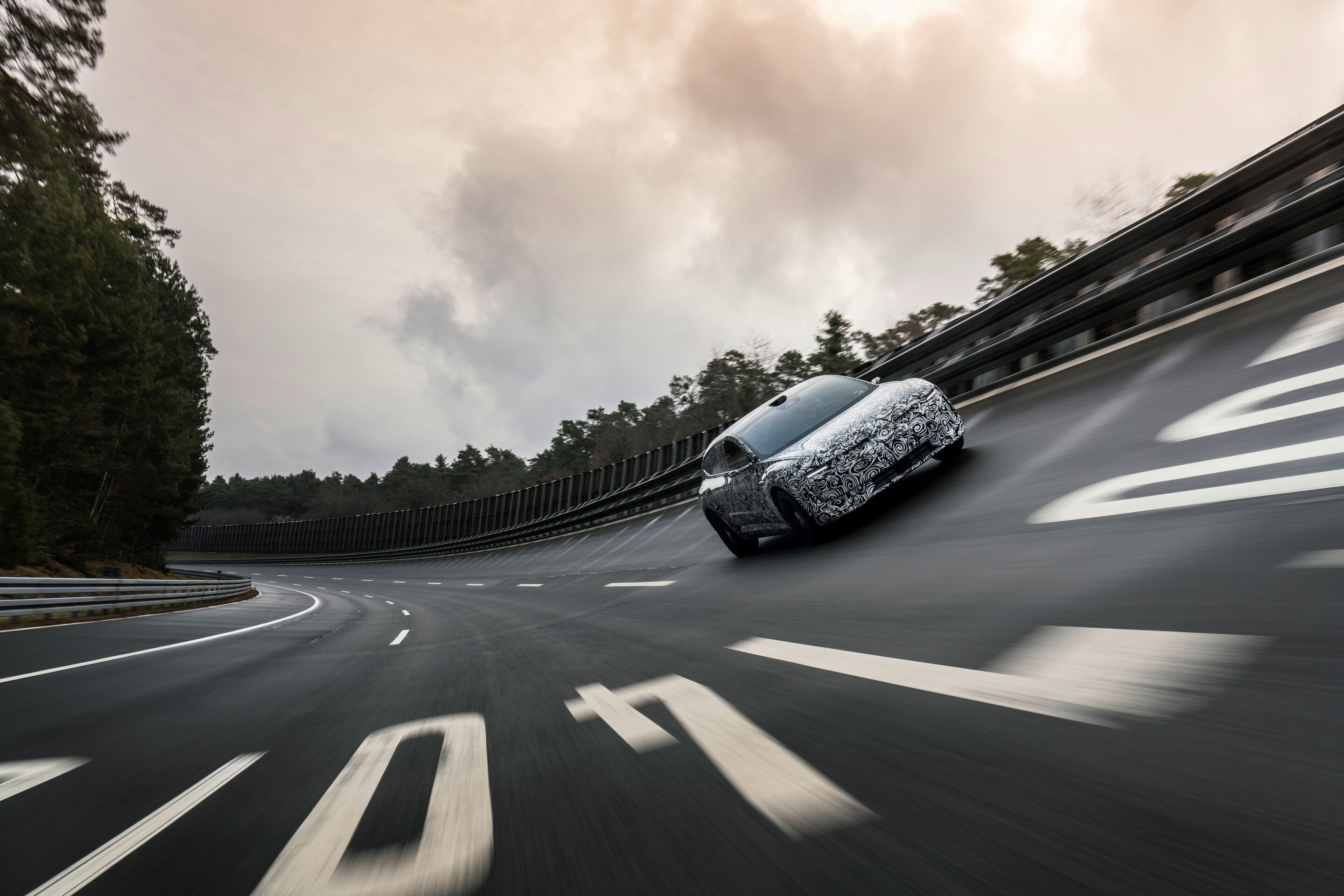 Audi auf der Auto Shanghai 2025 - Letzte Tests in Tarnfolie für das erste Serienmodell von AUDI, das in Shanghai vorgestellt wird – der AUDI E5 Sportback.