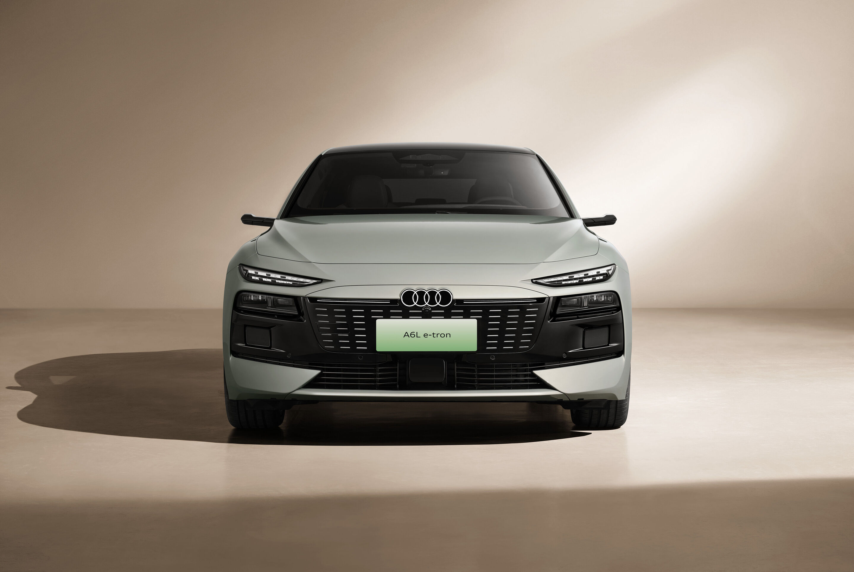 Audi A6L e-tron - Indoor-Standaufnahme, Exterieur, Frontansicht