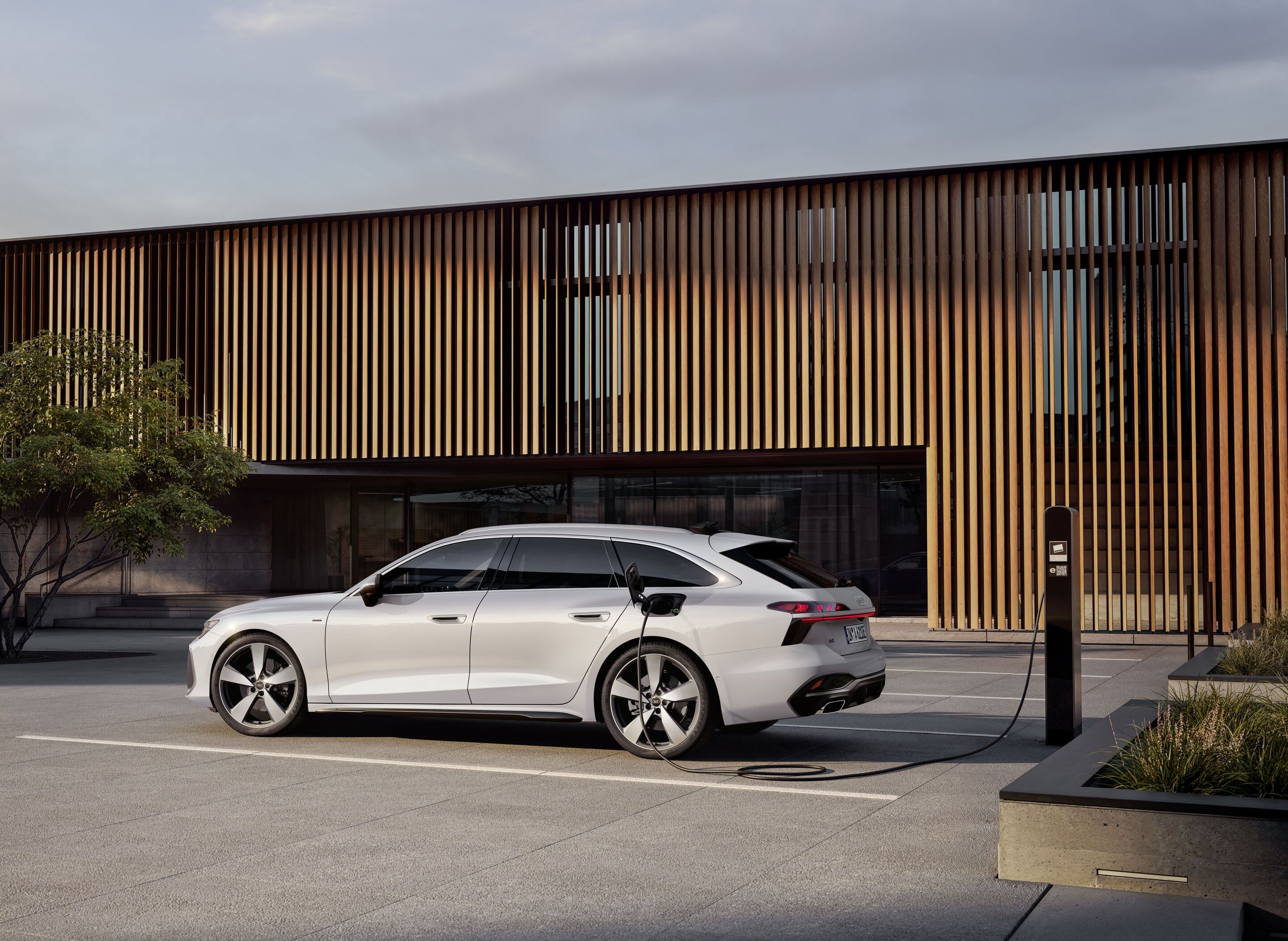 Audi A6 Avant e-hybrid quattro - Standaufnahme,
Farbe: Gletscherweiß