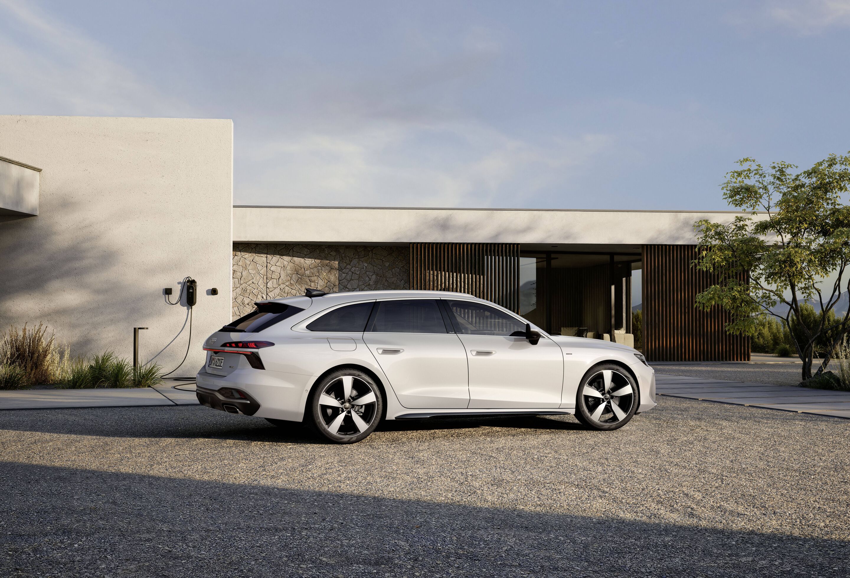 Audi A6 Avant e-hybrid quattro - Standaufnahme,
Farbe: Gletscherweiß