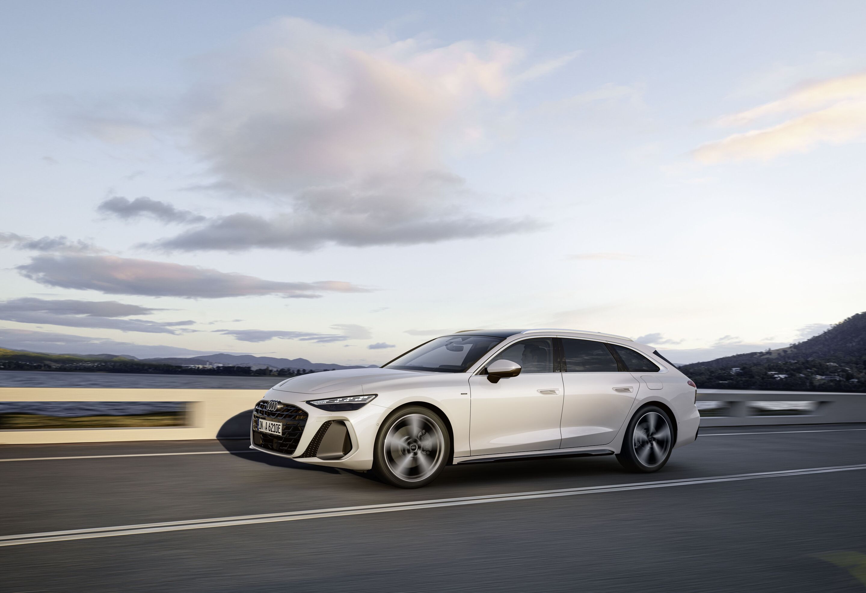 Audi A6 Avant e-hybrid quattro - Fahraufnahme,
Farbe: Gletscherweiß