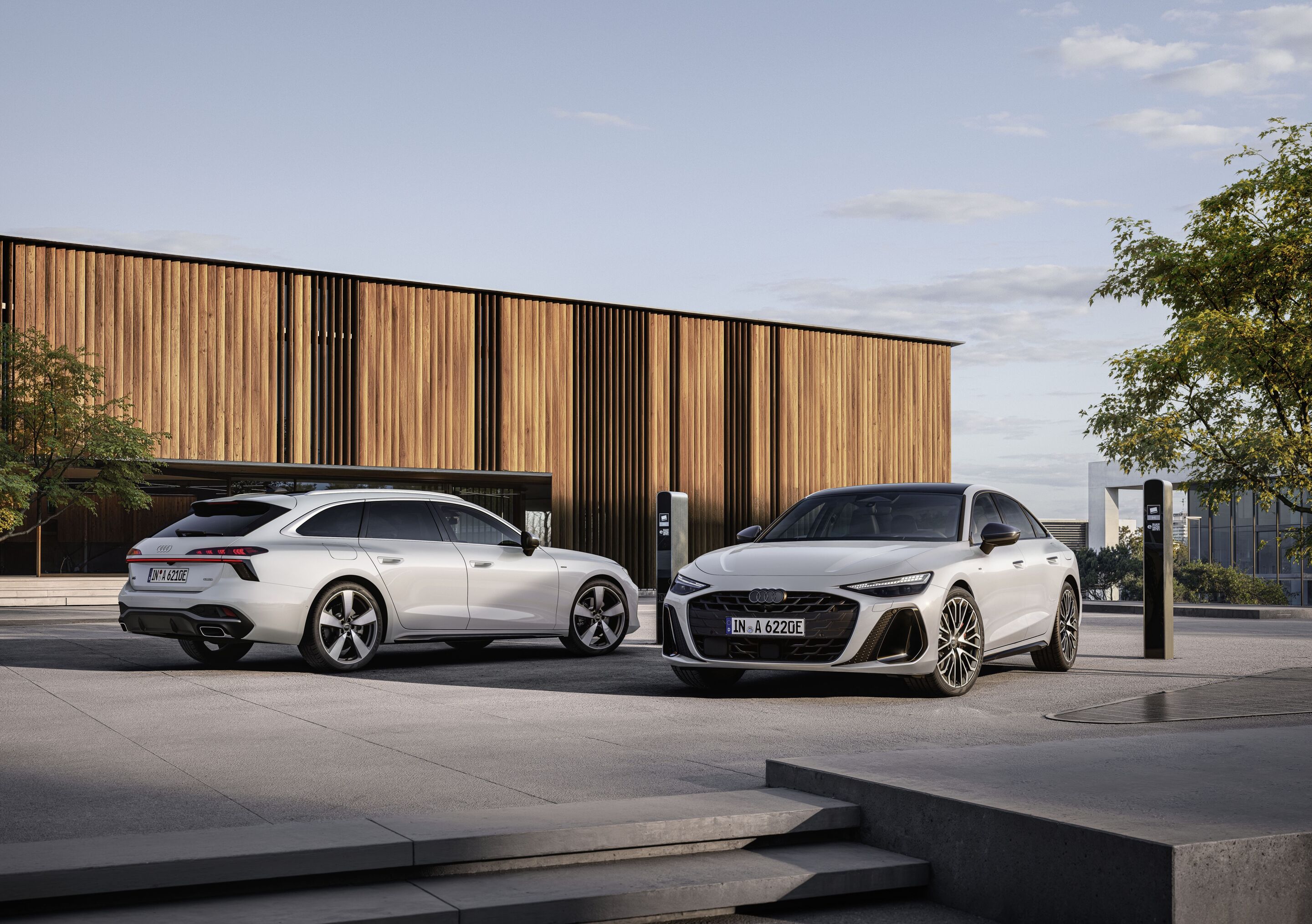 Audi A6 Avant e-hybrid quattro, Audi A6 Limousine e-hybrid quattro - Standaufnahme,
Farbe: Gletscherweiß