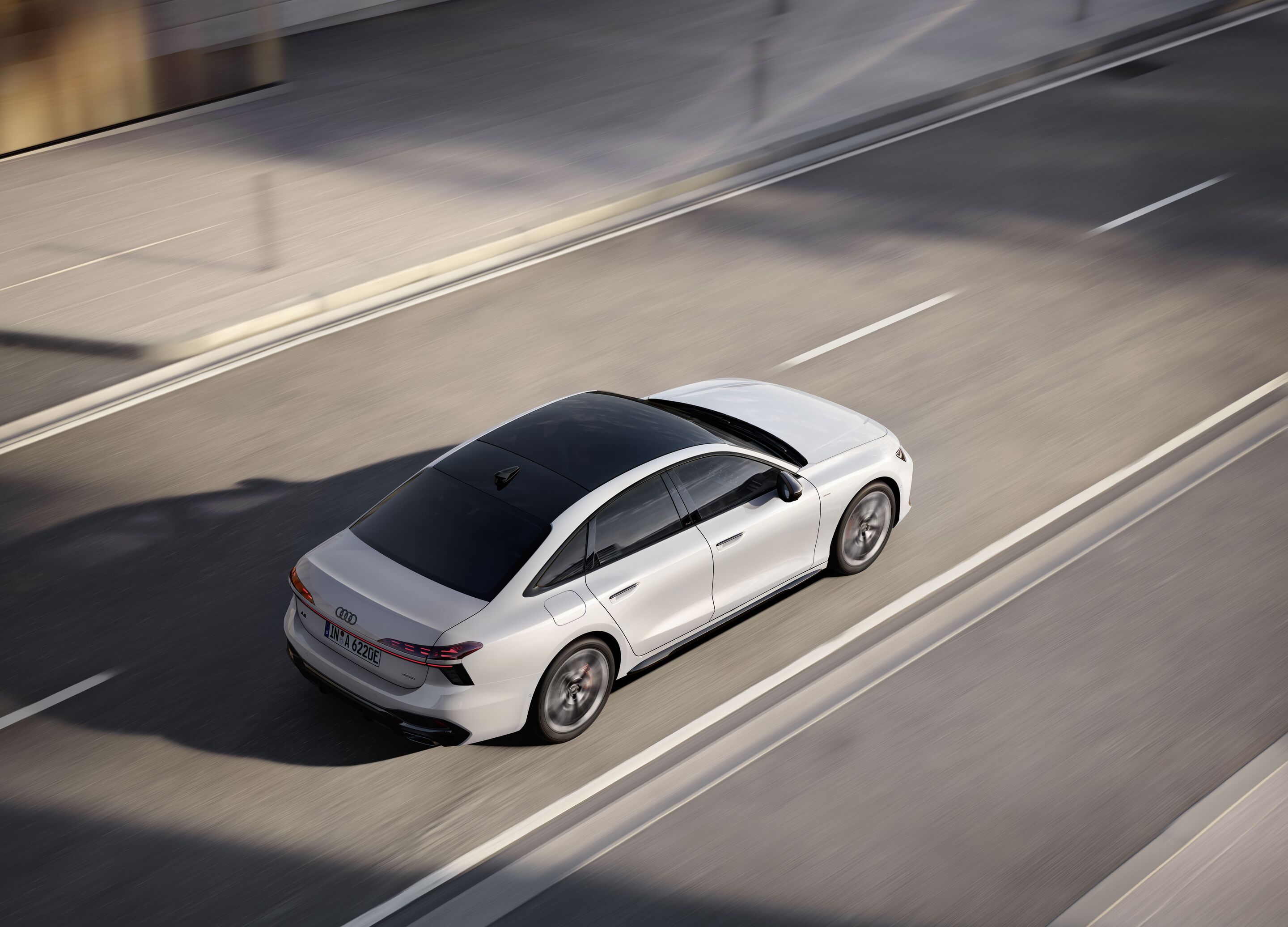 Audi A6 Limousine e-hybrid quattro - Fahraufnahme,
Farbe: Gletscherweiß