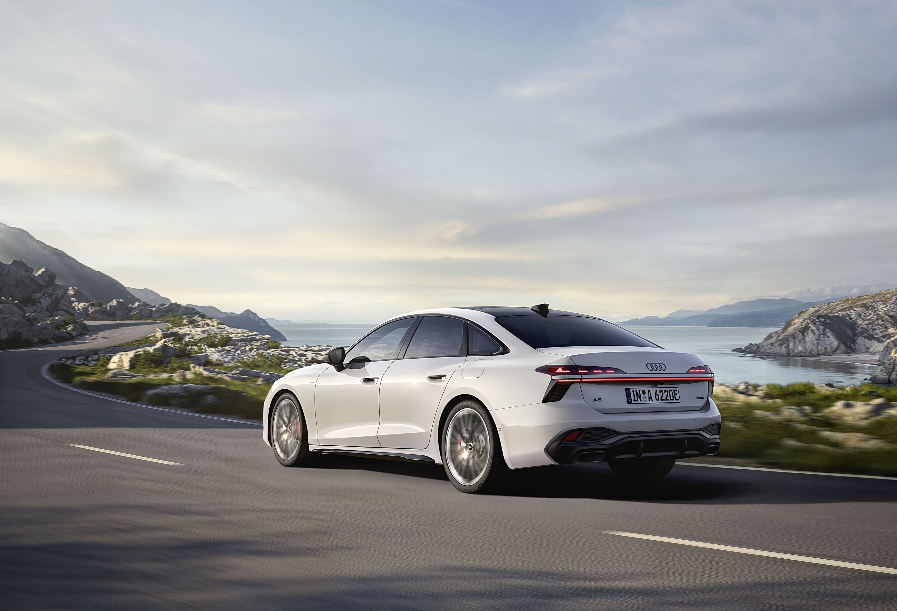 Audi A6 Limousine e-hybrid quattro - Fahraufnahme,
Farbe: Gletscherweiß