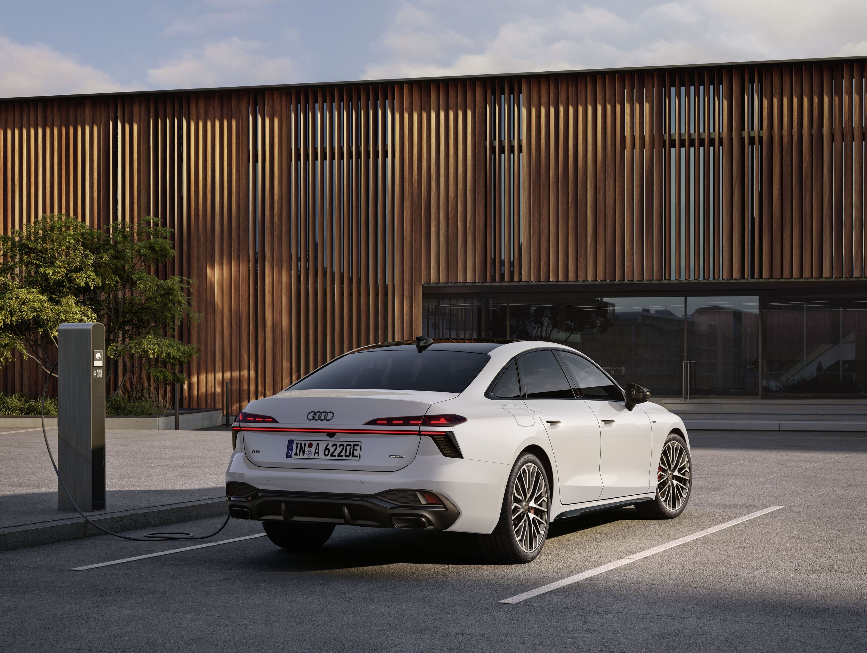 Audi A6 Limousine e-hybrid quattro - Standaufnahme,
Farbe: Gletscherweiß